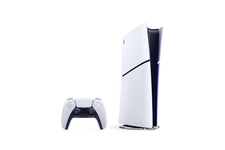 Eine weiße Spielkonsole mit passendem Controller; die Konsole steht vertikal, der Controller liegt davor.