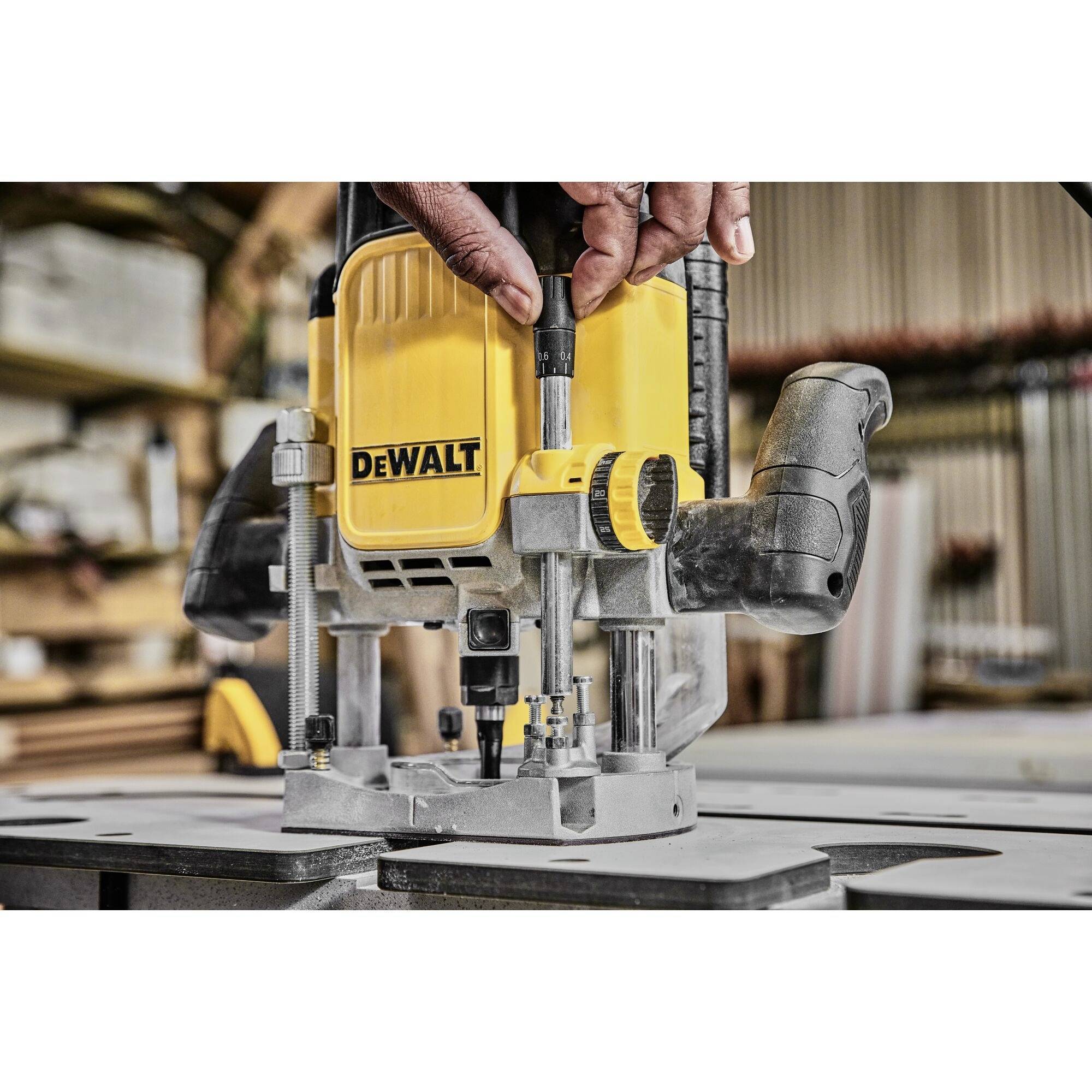 DEWALT Oberfräse DWE625-QS