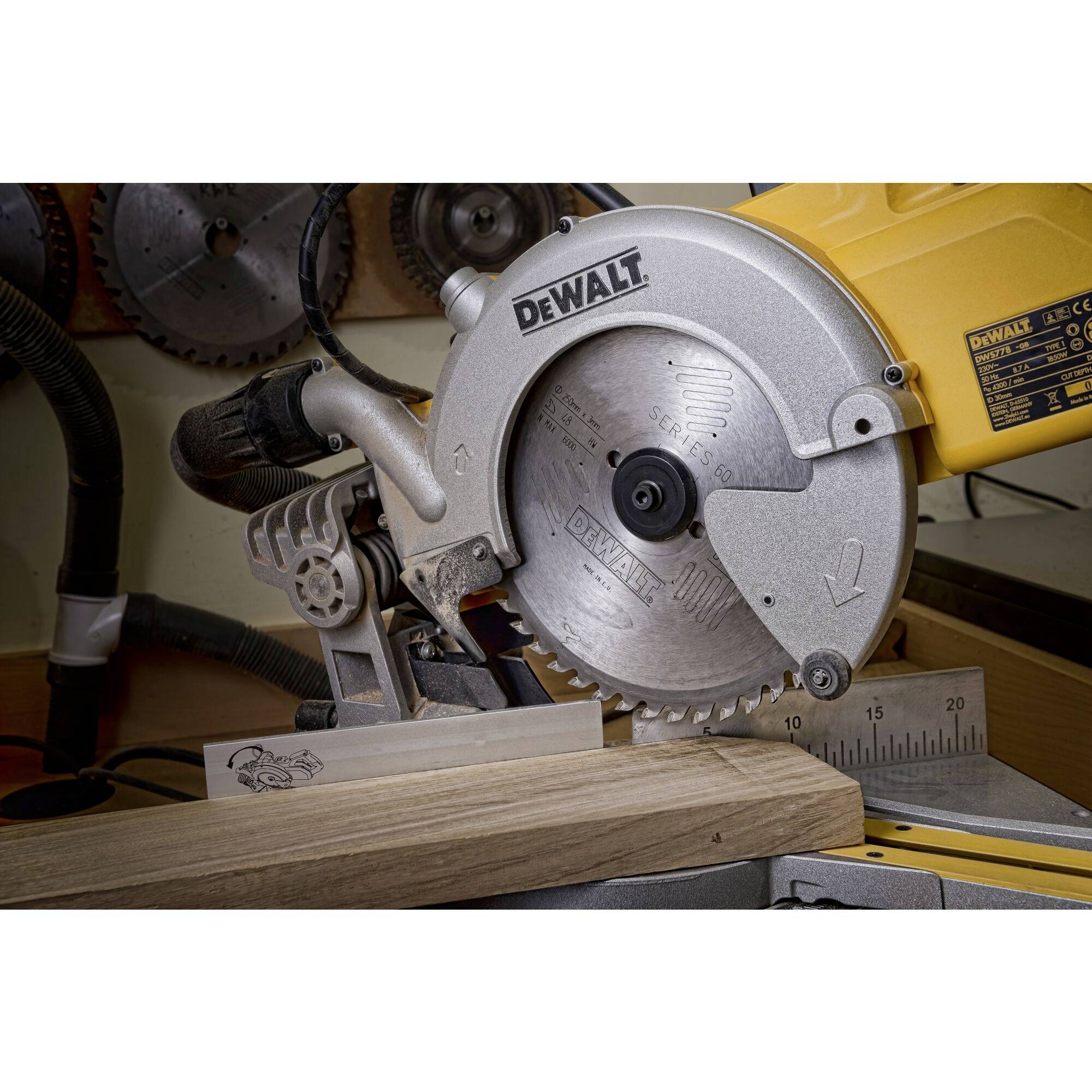 Nahaufnahme einer elektrischen Tischkreissäge von DeWalt, die ein Holzstück mit Präzision schneidet. Das Holz liegt auf einem Lineal.