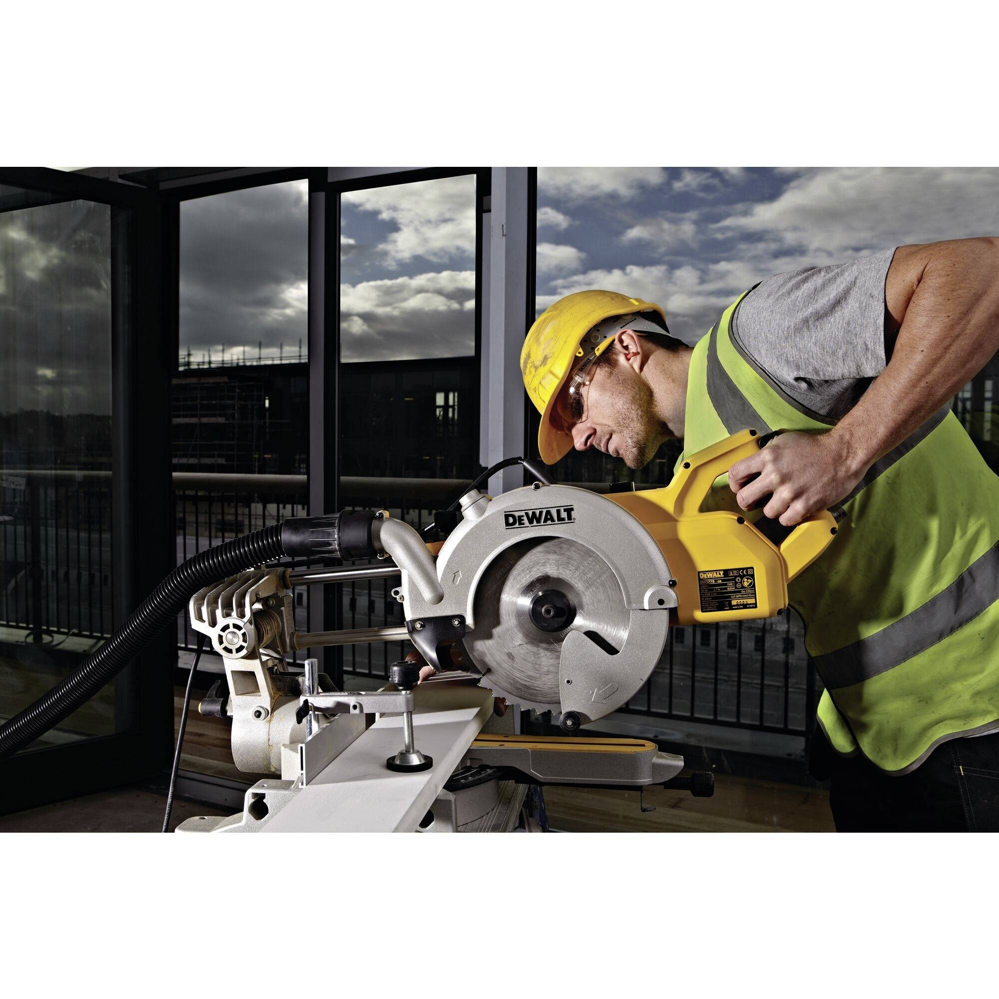 DEWALT Paneelsäge 250mm 1850W