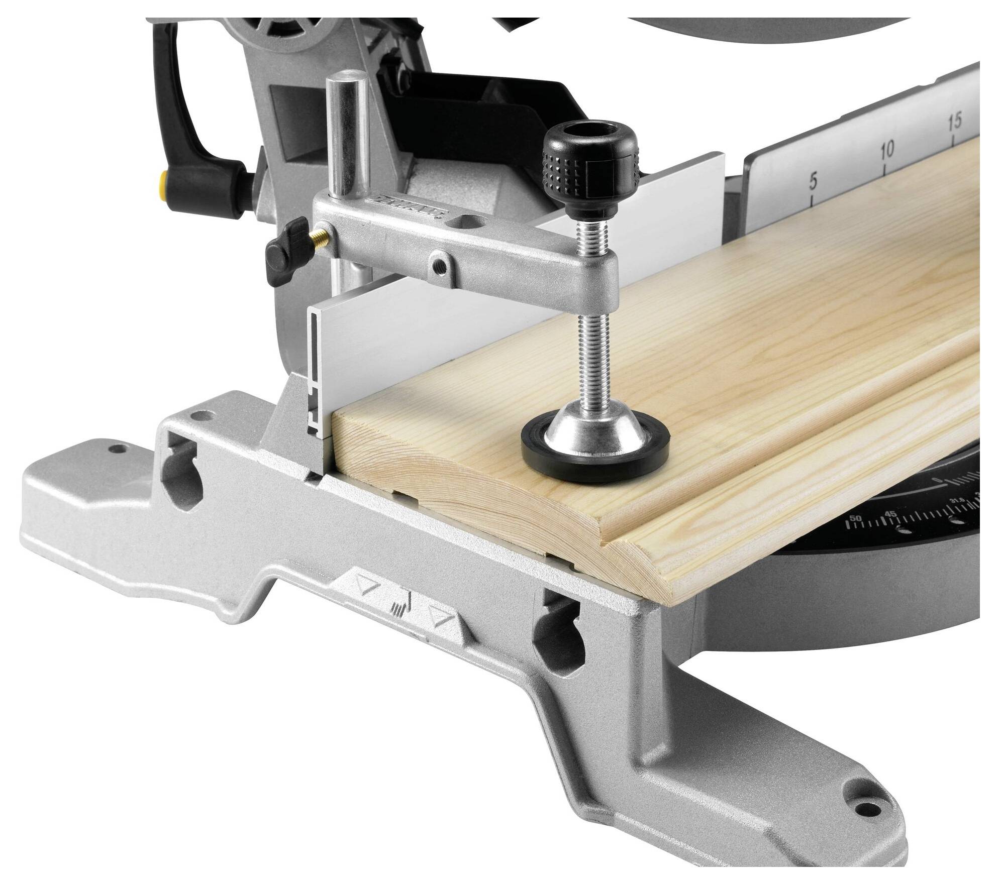 Eine Kreissäge schneidet ein Holzbrett. Das Brett wird mit einer Klemme fixiert. Maßskala zeigt präzise Schnittführung an.