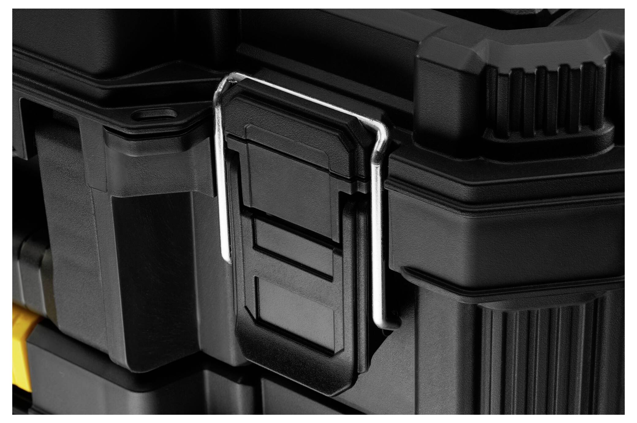 Schwarzer Werkzeugkoffer mit robustem Verschluss und strukturiertem Design, geeignet für den Transport von Werkzeugen.