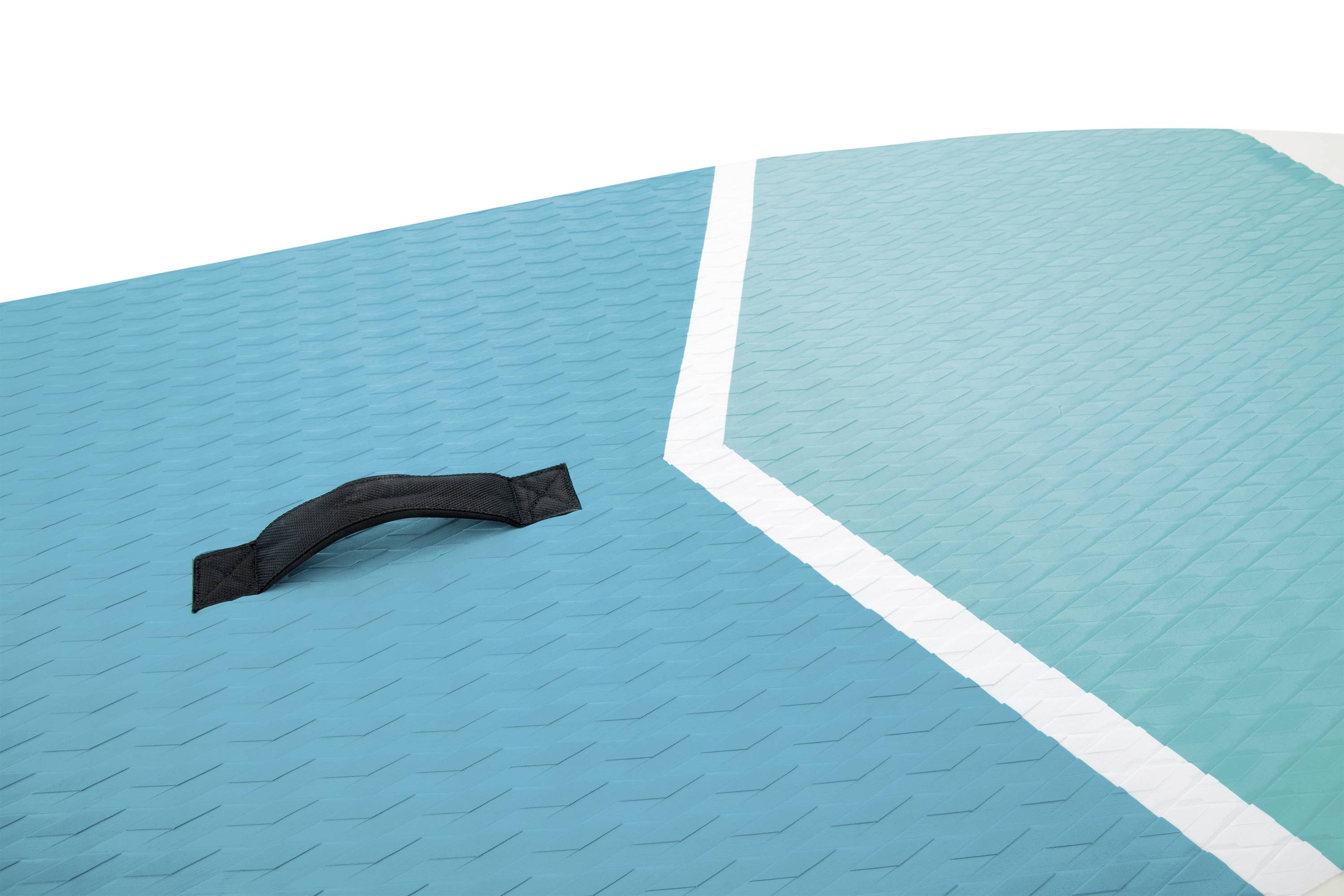 Eine Nahaufnahme einer blauen und weißen Stand-Up-Paddle-Board-Oberfläche mit einer schwarzen Trageschlaufe.