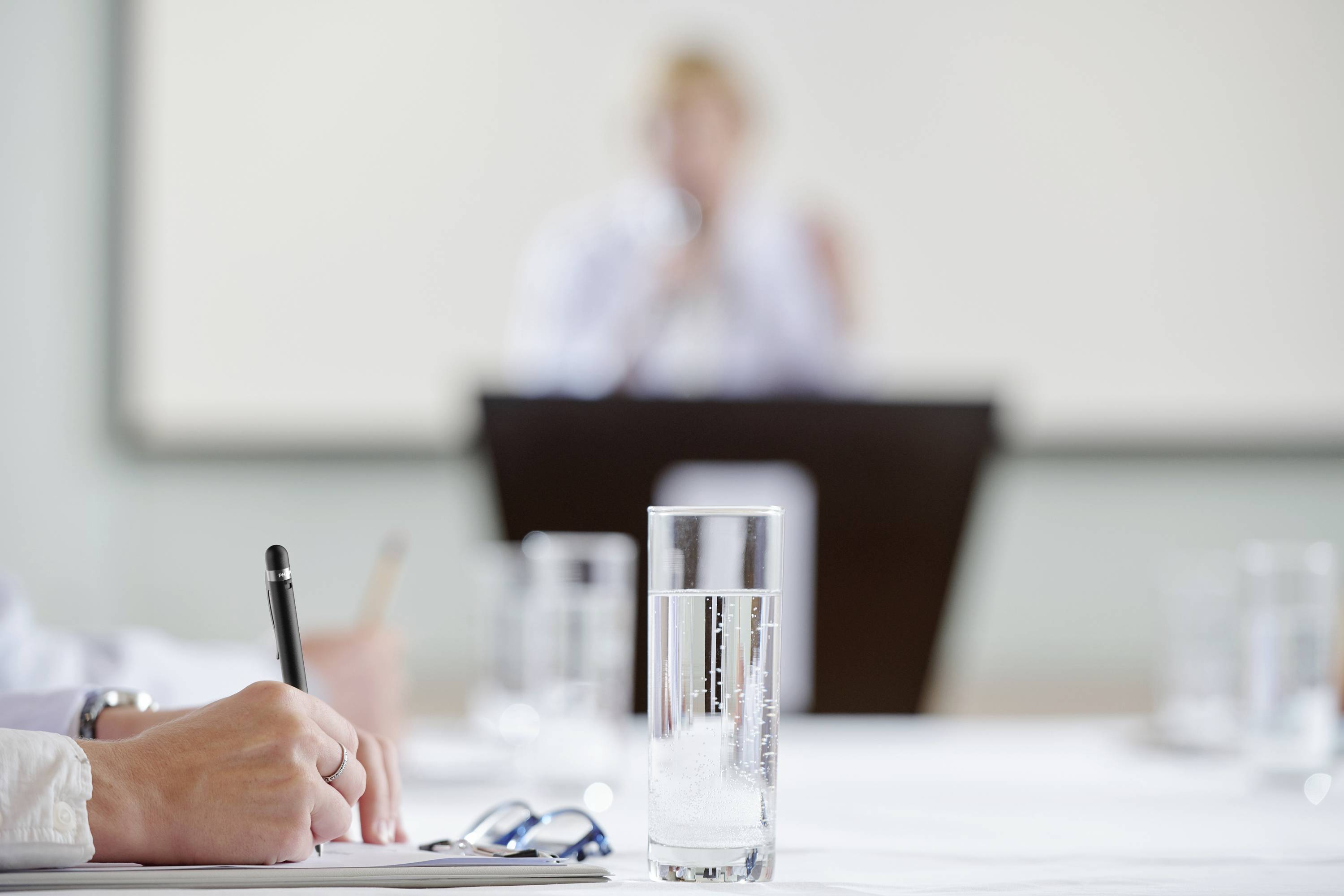 Philips Audiorecorder-Stift DVT1600 - 32 GB - PCM - USB-C - Sembly Speech-to-Text Software