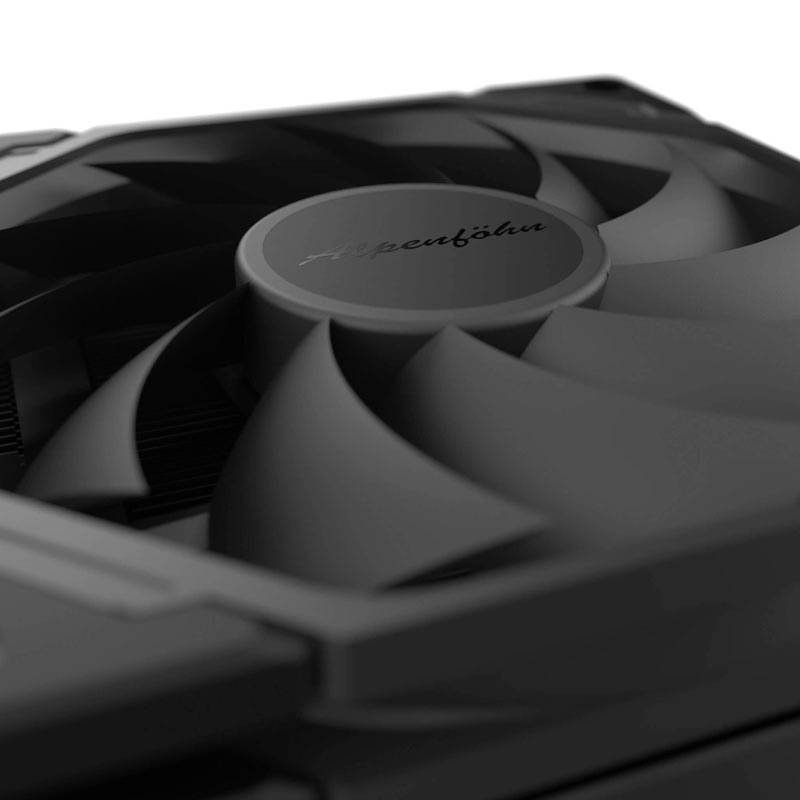 Nahaufnahme eines Computerlüfters, der in ein Gehäuse eingebaut ist. Auf dem Lüfter steht 'Alpenföhn'.