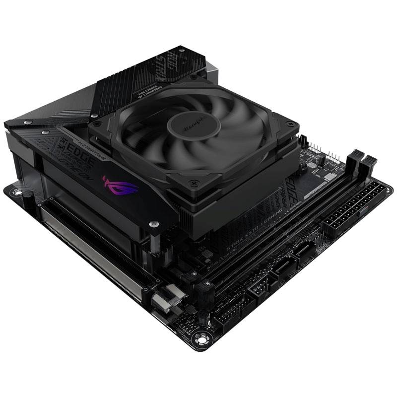 Eine schwarze Computer-Motherboard-Baugruppe mit Lüfter und mehreren Ports, die für PC-Bau und Hardware-Upgrades bereit ist.