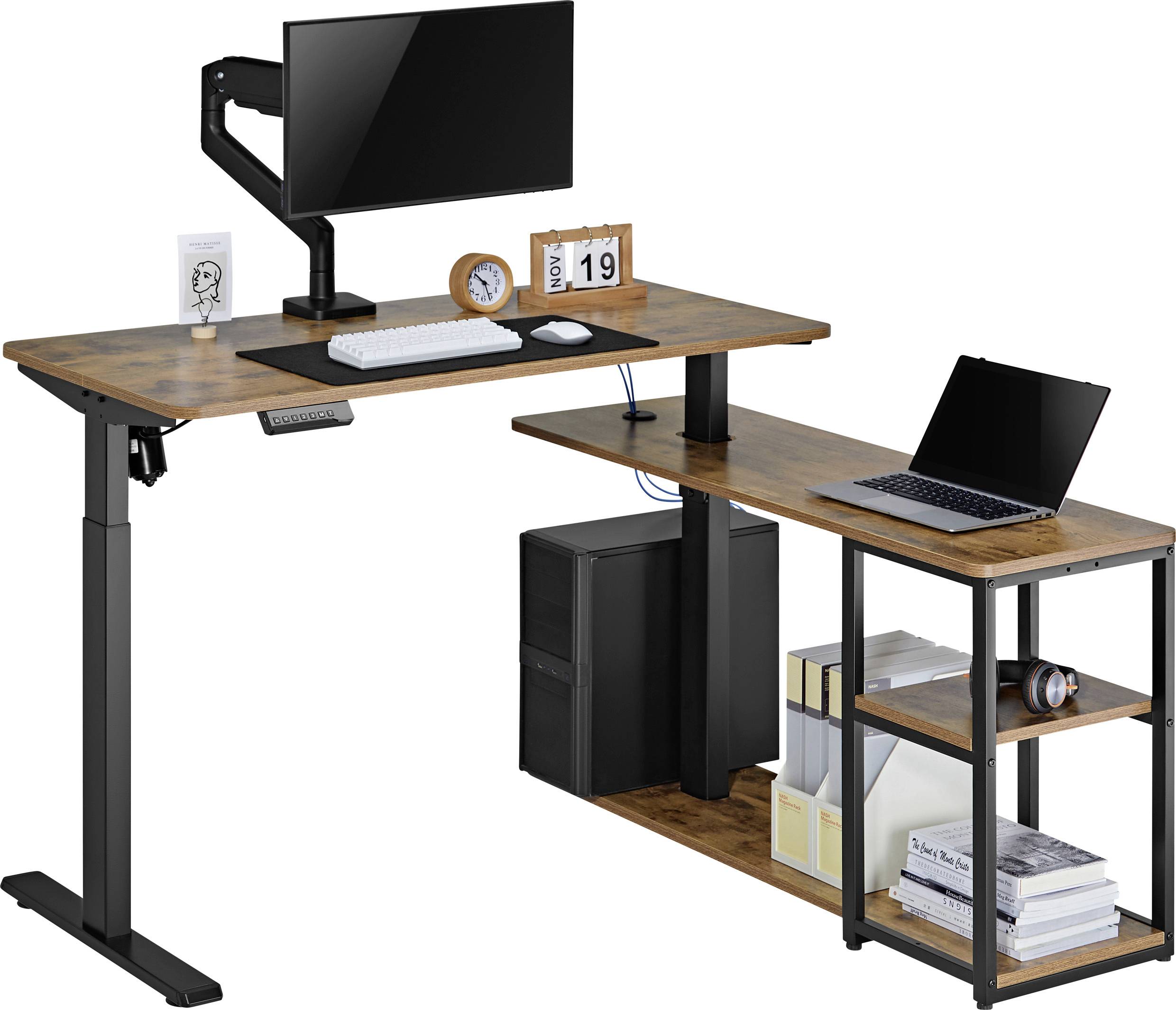 Ein höhenverstellbarer Schreibtisch mit Computerbildschirm, Tastatur und Laptop. Daneben ein Regal mit Büchern und einem Lautsprecher.