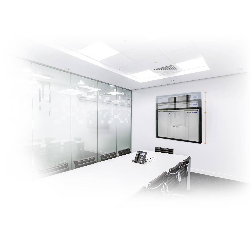 Ein moderner Konferenzraum mit großem Tisch, mehreren Stühlen, Telefon und Whiteboard. Glaswände trennen den Raum teilweise ab.