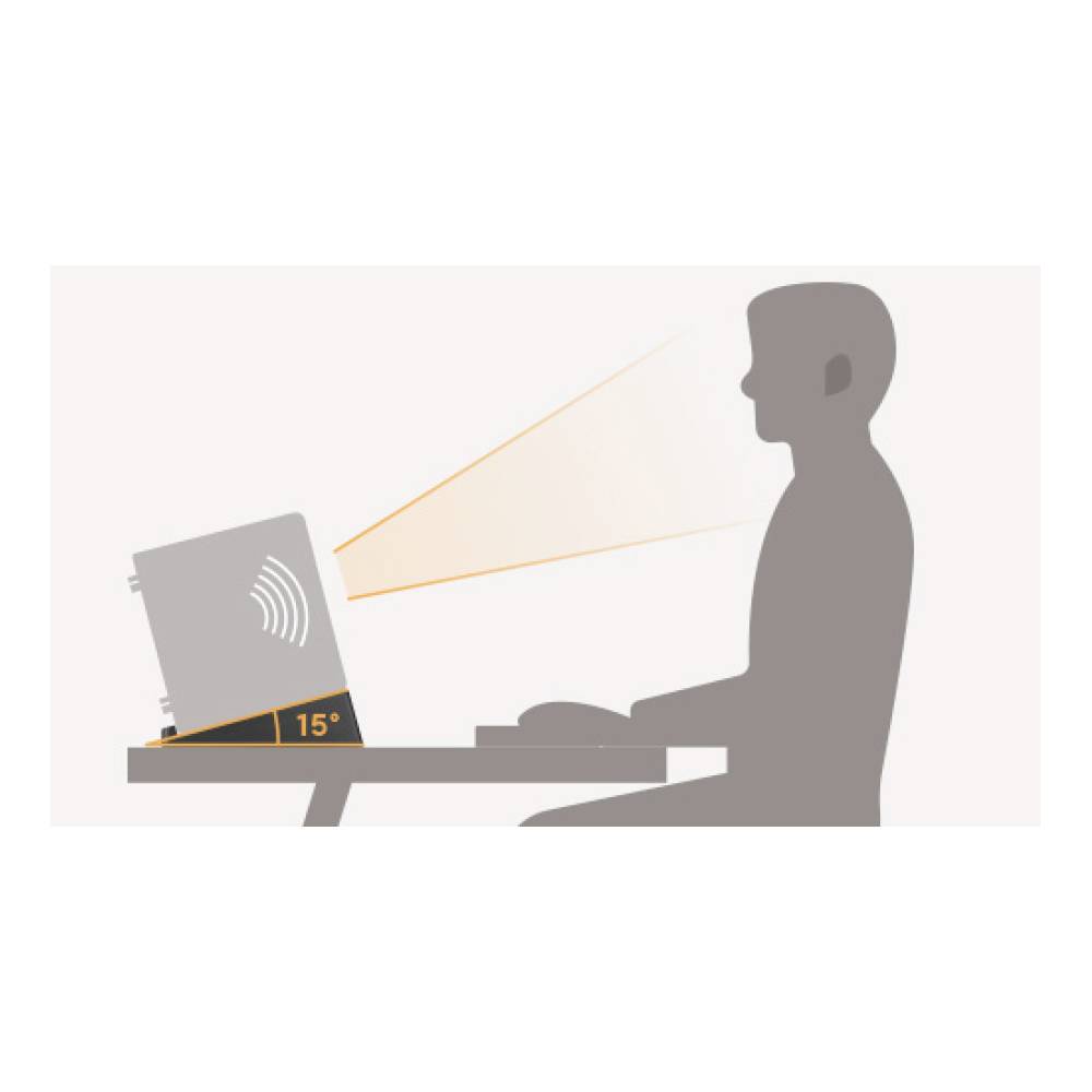 Mensch sitzt an Tisch, nutzt Laptop mit geneigtem Bildschirm auf 15 Grad. Linien zeigen optimale Augenhöhe für ergonomische Nutzung.