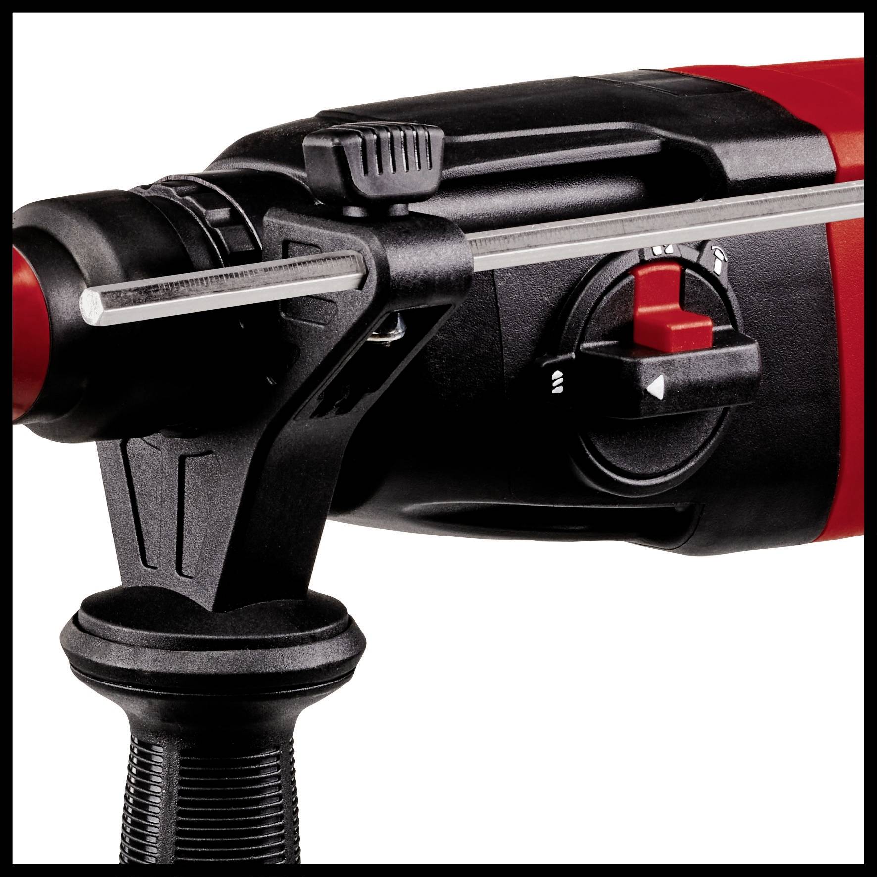 Nahaufnahme eines rot-schwarzen Elektrowerkzeugs mit einem Drehregler und einem Metallstift an der Spitze.