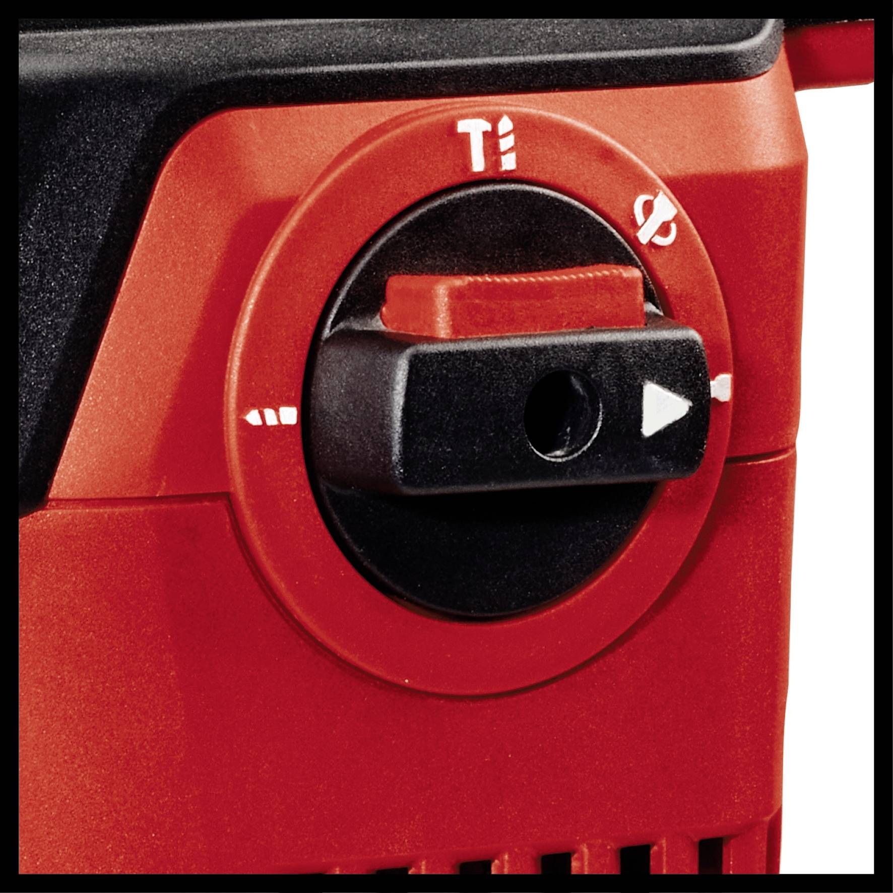 Nahaufnahme eines roten Schalters an einem Gerät, mit den Symbolen '1', '0', und vorwärts gerichteter Pfeil.