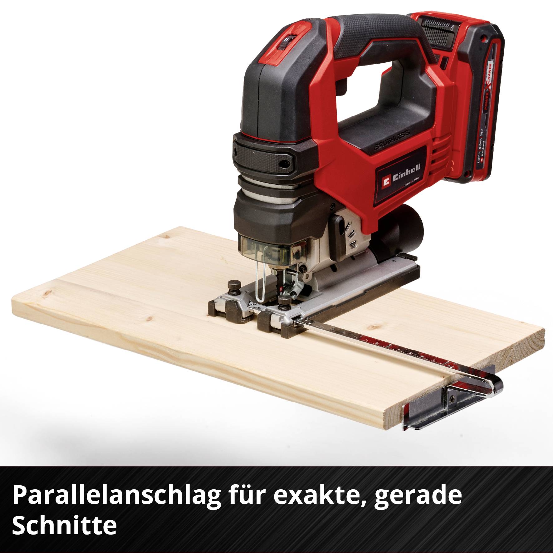 Eine rote Stichsäge mit Akku auf einem Holzstück, das von einem silbernen Parallelanschlag für präzise, gerade Schnitte gestützt wird.