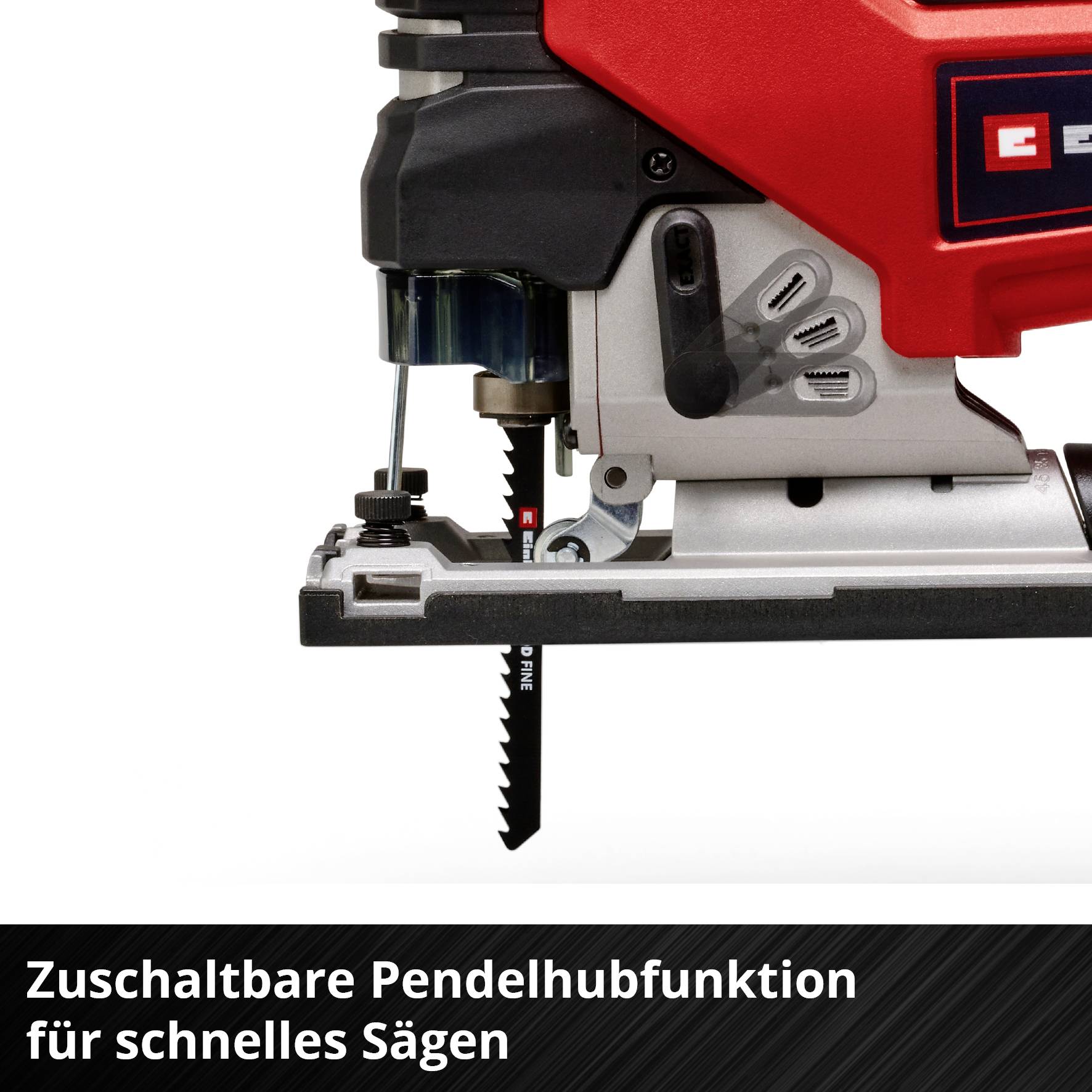 Stichsäge mit rotem Gehäuse, zeigt Details der pendelbaren Sägeblattfunktion für schnelles Schneiden. Text im Bild: 'Zuschaltbare Pendelhubfunktion'.