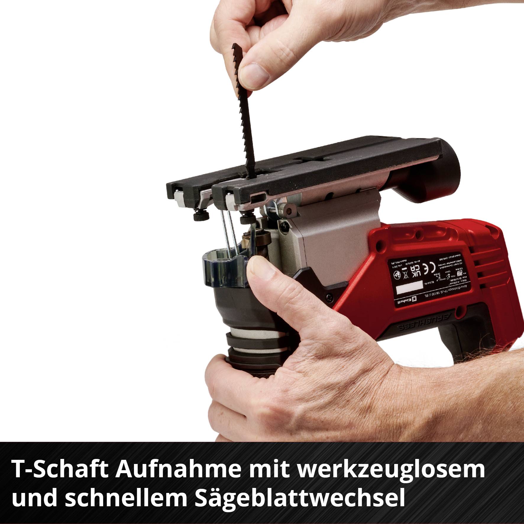 Die Abbildung zeigt eine Hand, die ein Sägeblatt in eine elektrische Stichsäge mit werkzeuglosem Schnellwechselsystem einsetzt.