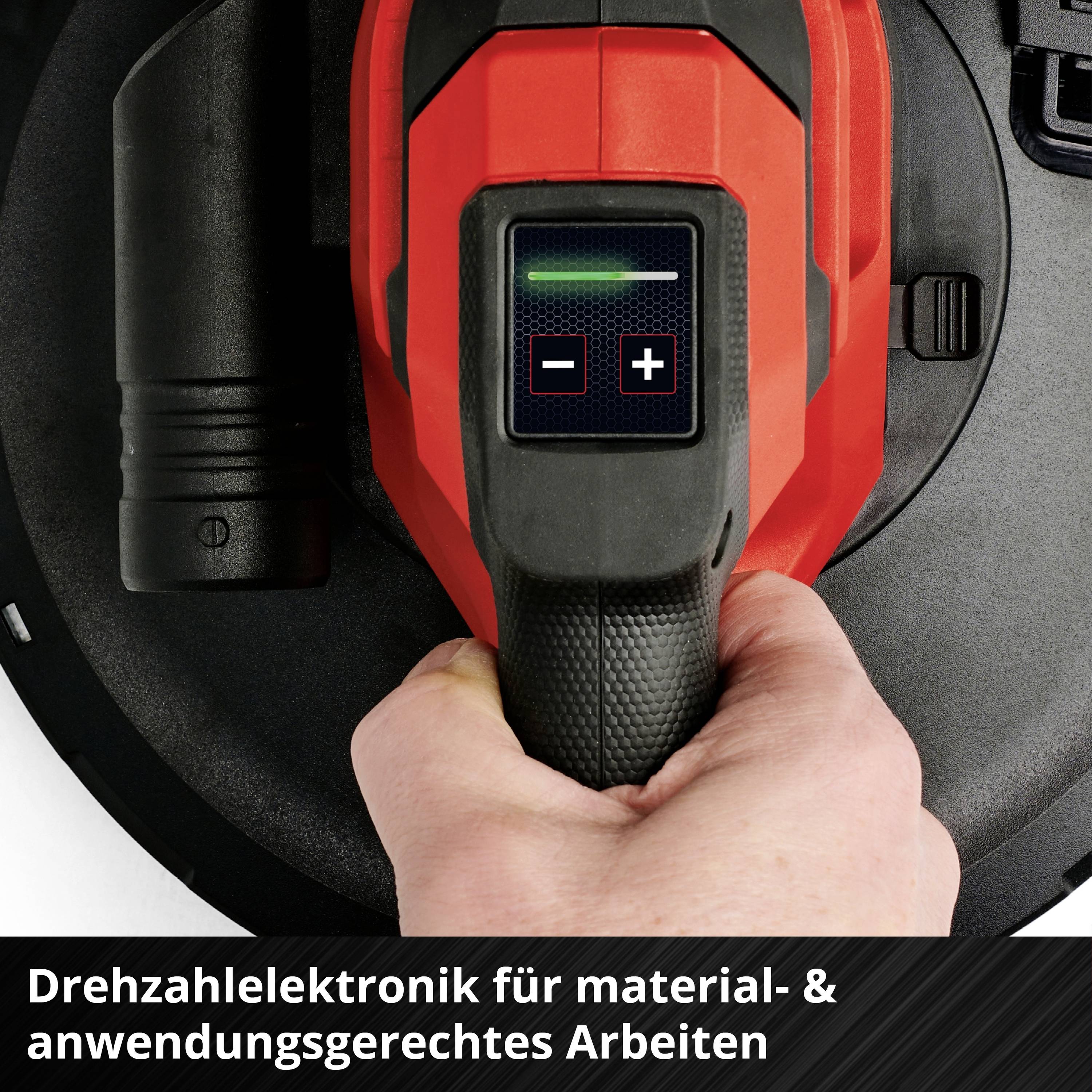 Ein rot-schwarzes elektronisches Gerät zeigt Plus- und Minus-Symbole auf einem Bildschirm. Text: 'Drehzahl für Arbeiten'.