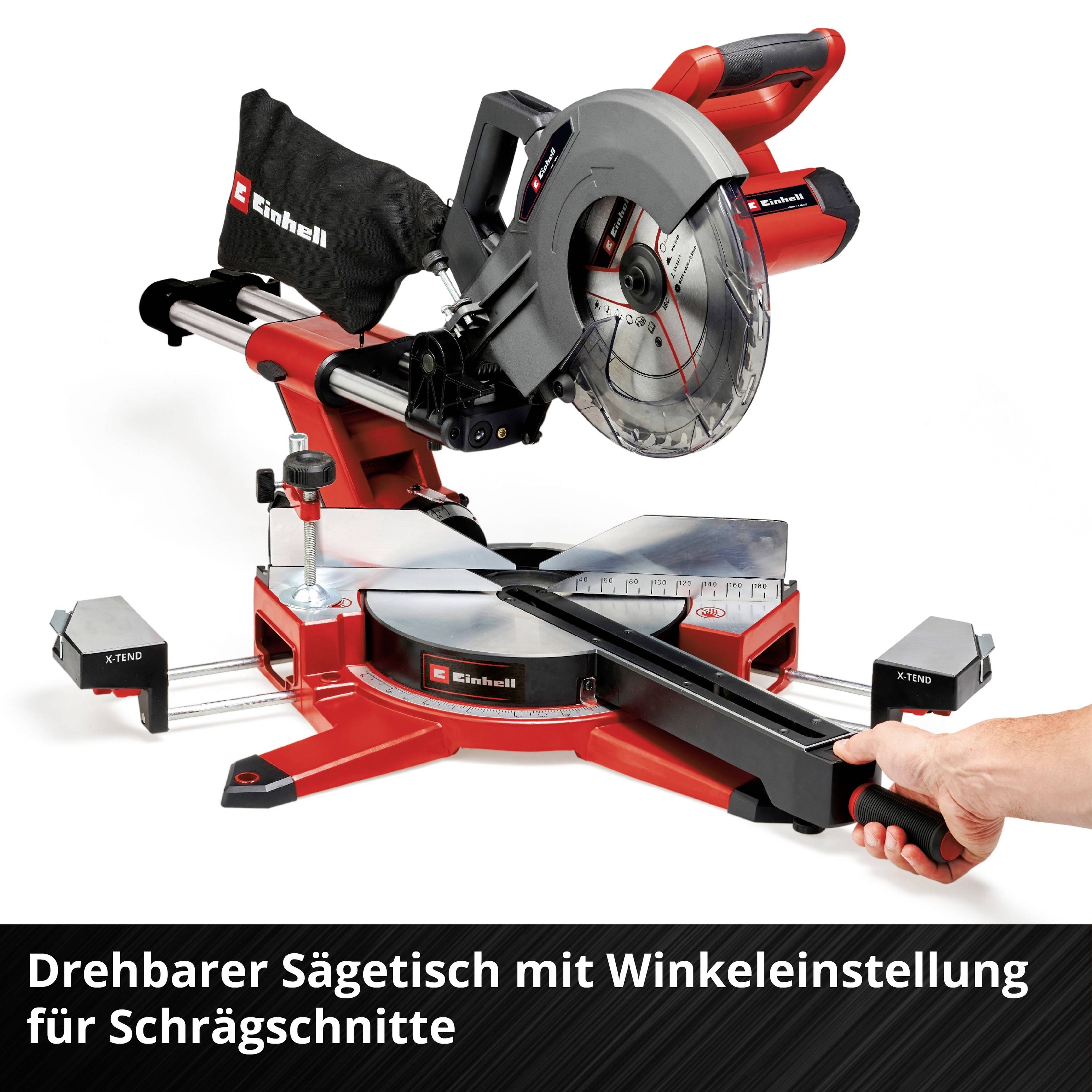 Ein roter drehbarer Sägetisch von Einhell mit Winkeleinstellung wird von einer Hand justiert. Text: 'Drehbarer Sägetisch mit Winkeleinstellung für Schrägschnitte'.