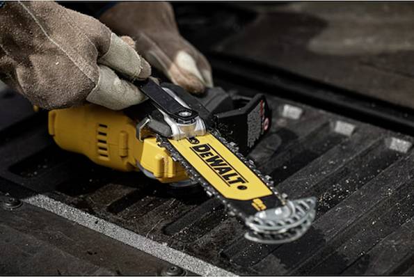 Hände mit Handschuhen bedienen ein gelbes Elektrowerkzeug der Marke „Dewalt