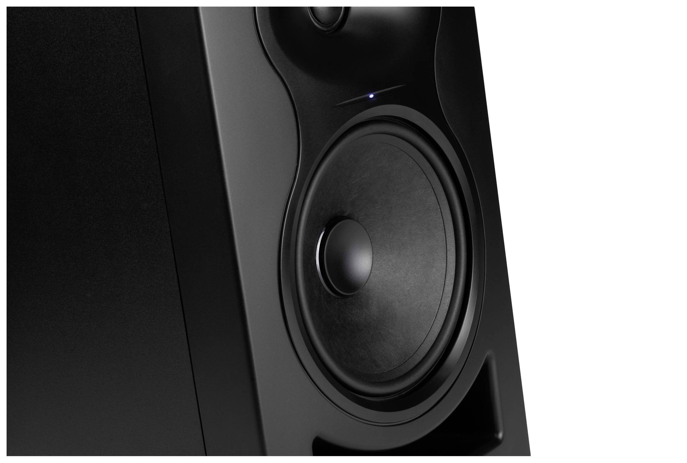 Schwarzer Lautsprecher in Nahaufnahme mit sichtbarem großen Tieftöner und kleinem LED-Licht darüber, Teil eines Audiosystems.