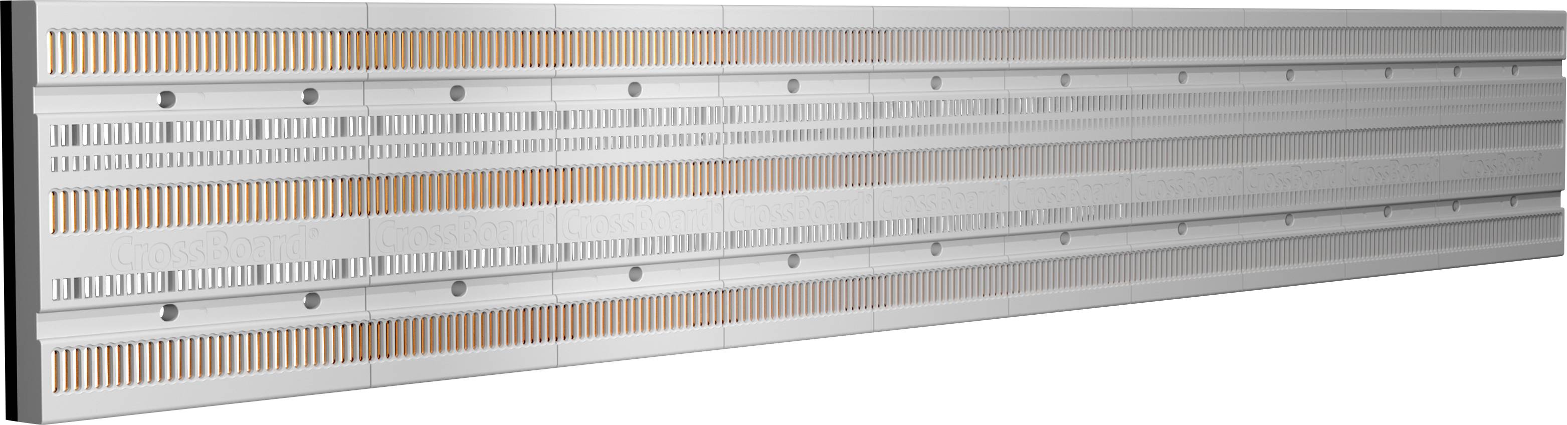 Aluminium-Schienen mit orangefarbenen Streifen, verwendet in Fassadensystemen für Gebäudeverkleidung und strukturelle Unterstützung.