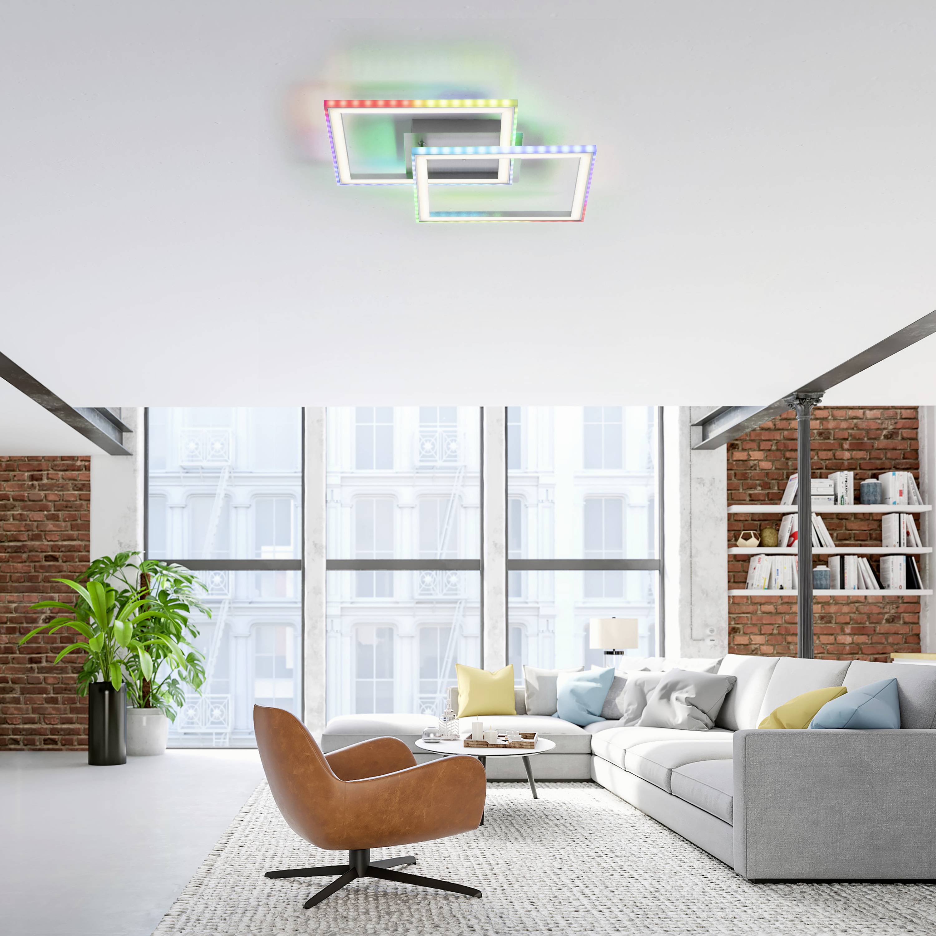 Modernes Wohnzimmer mit hellen Wänden, einem braunen Ledersessel, einem weißen Sofa und einem rechteckigen LED-Licht an der Decke.