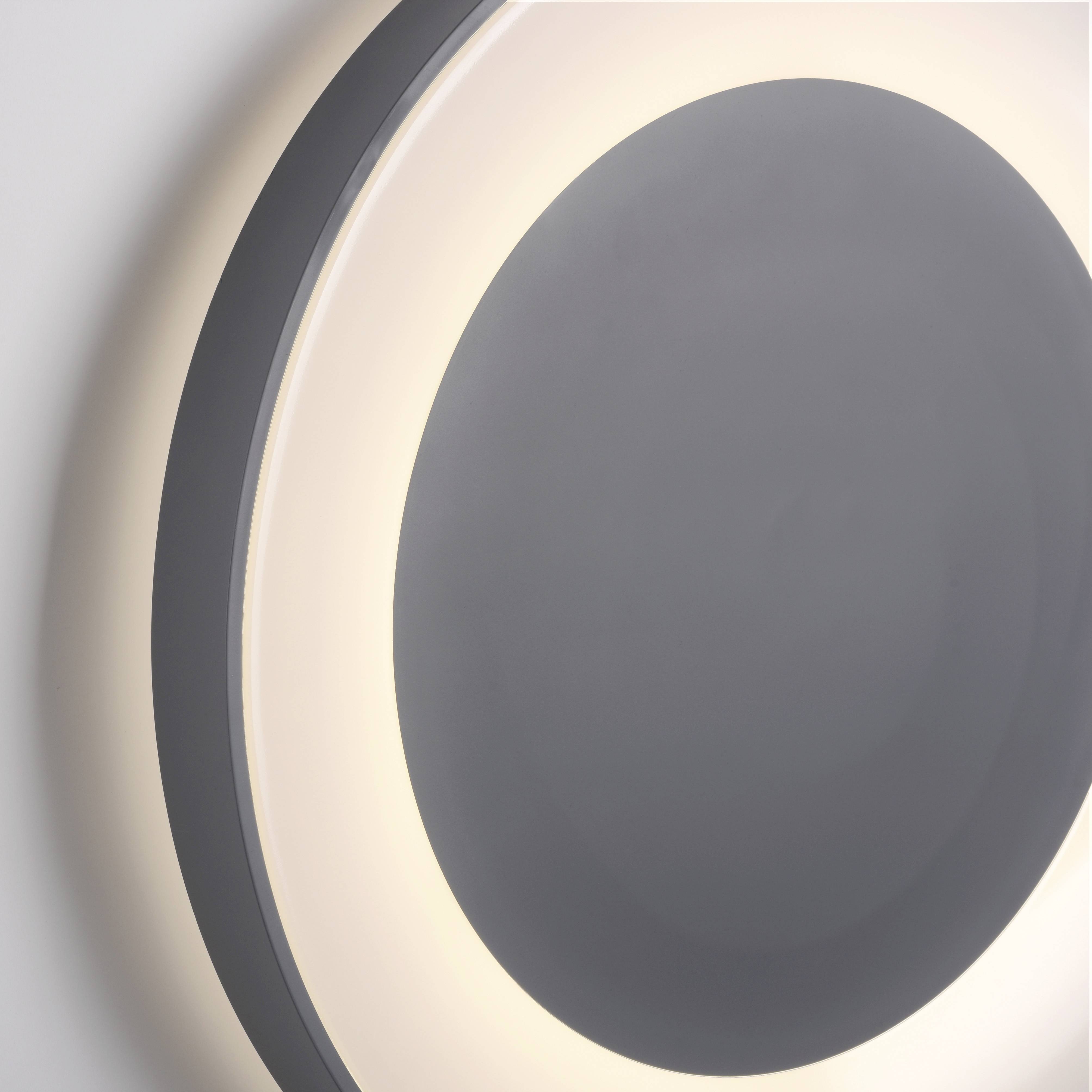 Ein runder Spiegel mit Hintergrundbeleuchtung. Die Beleuchtung bildet einen leuchtenden Ring um den Spiegel.