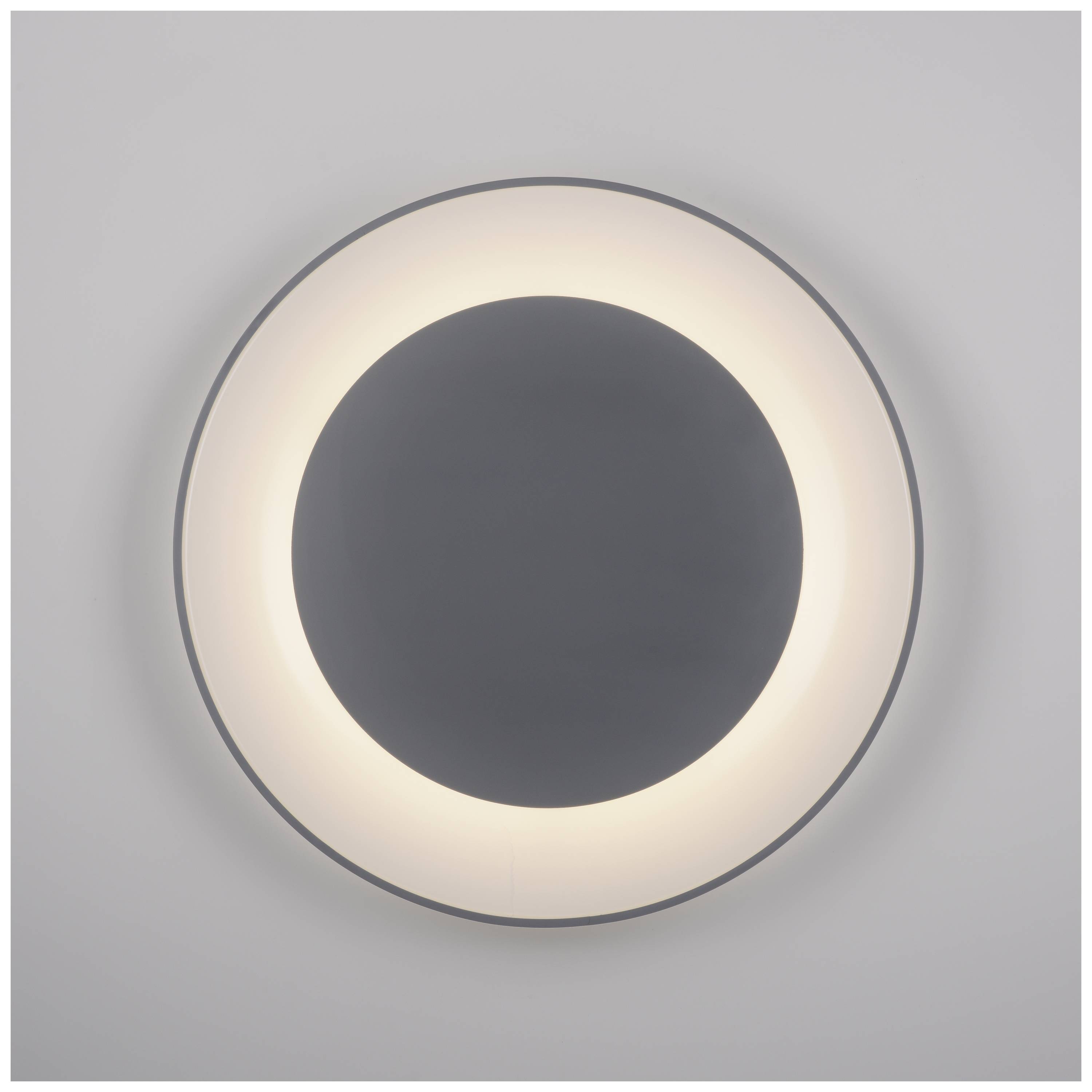 Ein runder Spiegel mit einem leuchtenden LED-Rand, der an einer Wand montiert ist. Die Beleuchtung schafft einen sanften Halo-Effekt.