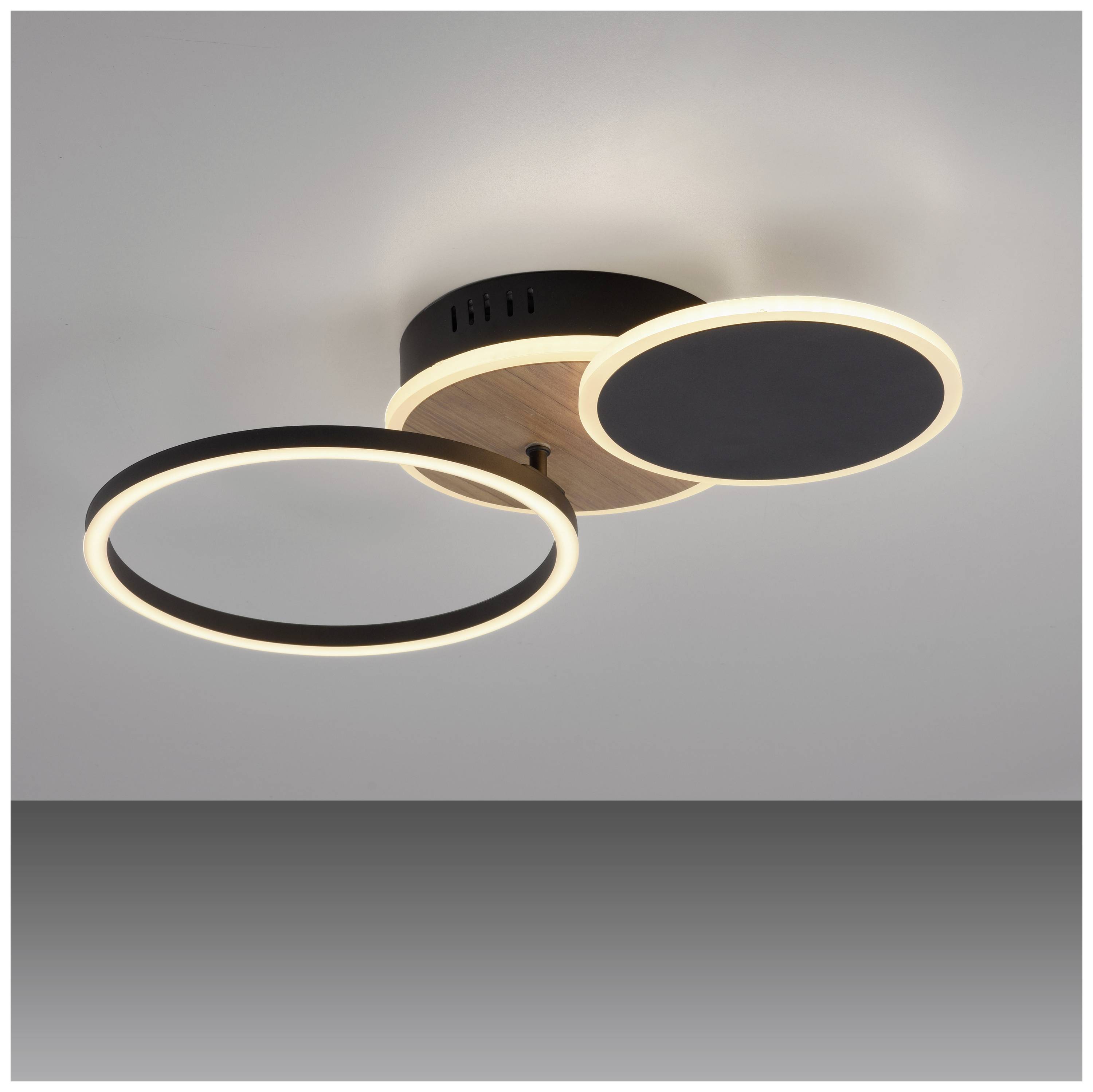 Zeitgenössische Deckenleuchte mit zwei runden, schwarzen Leuchtkreisen, die gleichmäßig warmweißes Licht ausstrahlen.