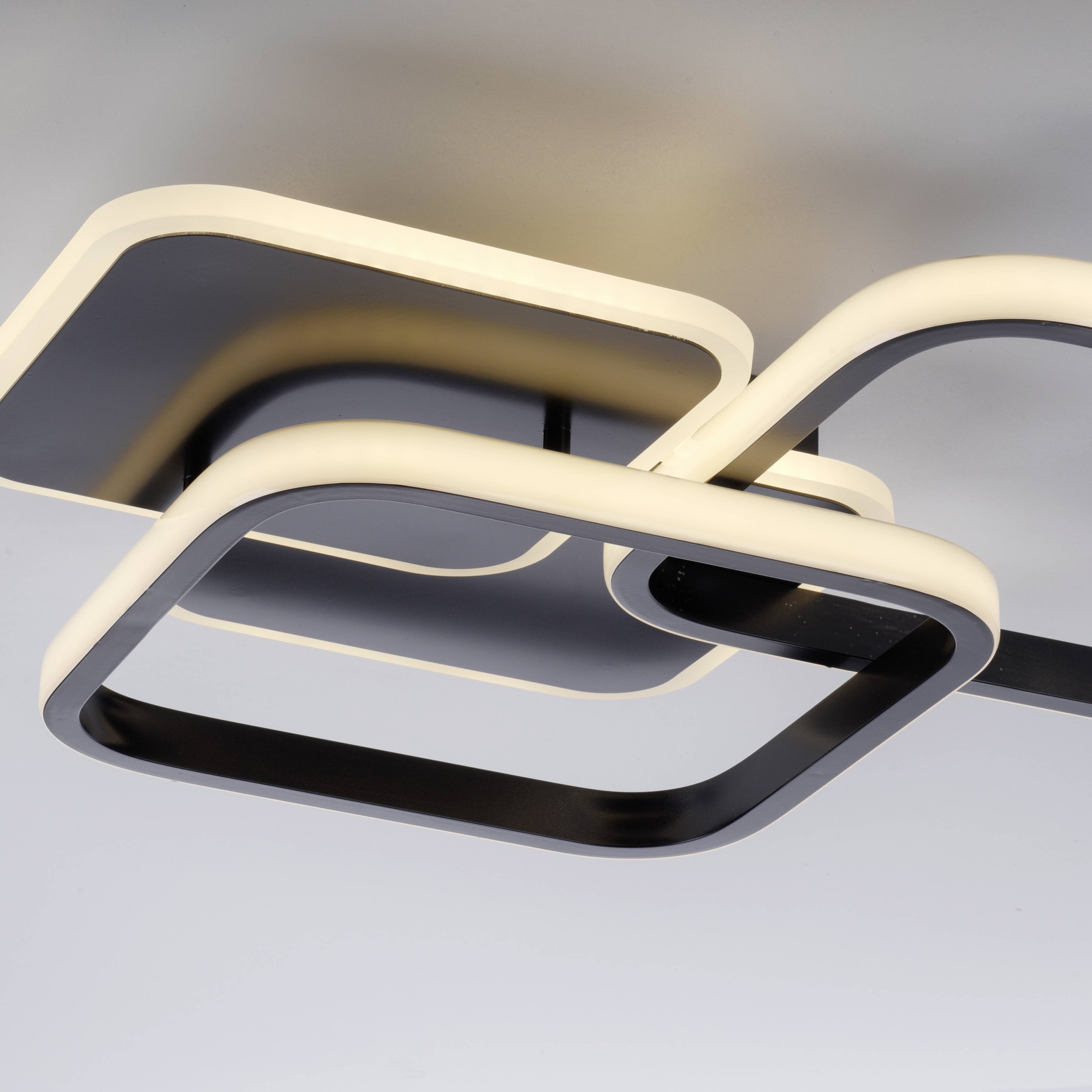 Deckenleuchte mit modernem, rechteckigem Design; weiße und schwarze Umrandungen, LED-Leuchten integriert, schwebende Optik.