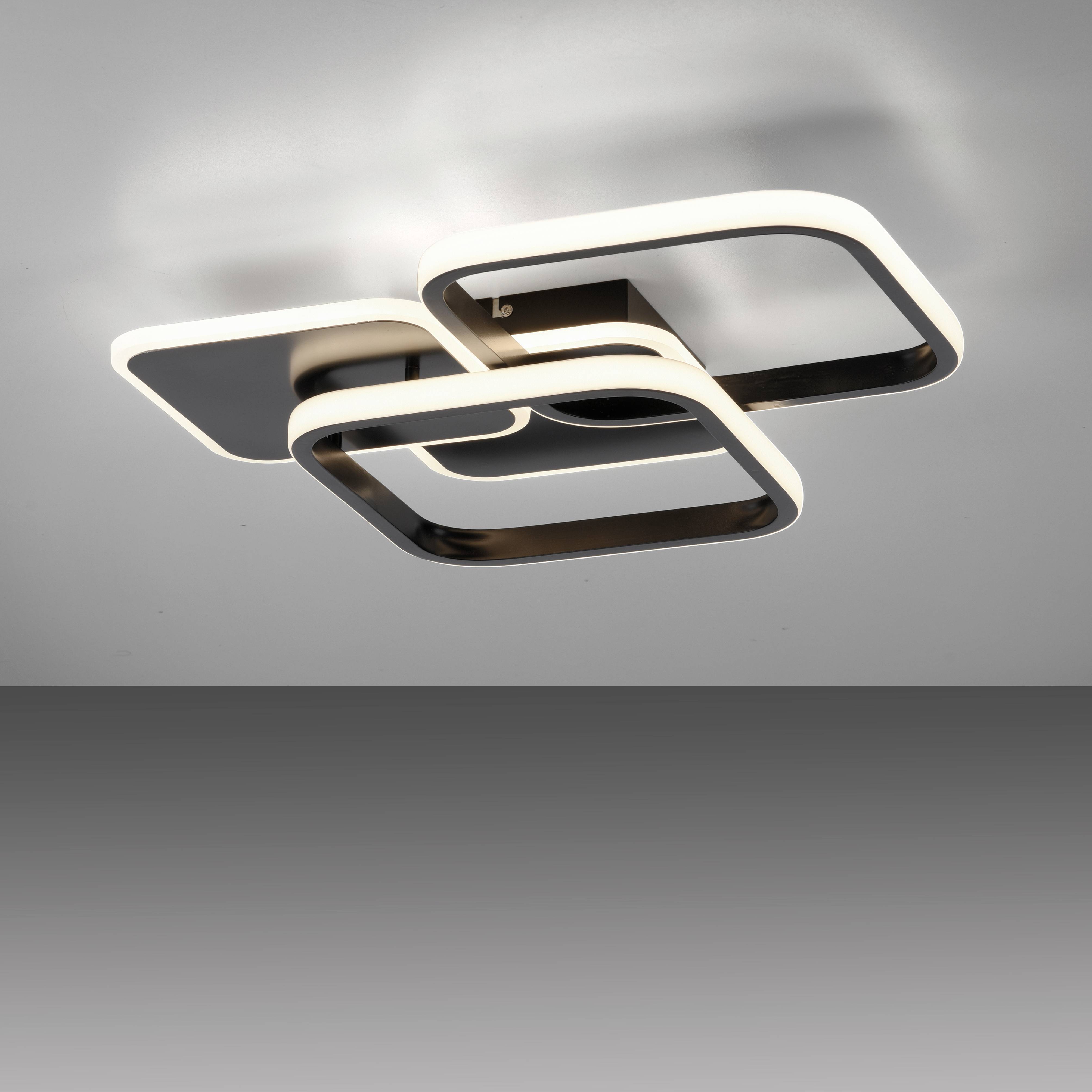 Moderne Deckenleuchte mit drei verschachtelten, rechteckigen LED-Rahmen. Sie sorgt für gleichmäßige, stilvolle Beleuchtung.