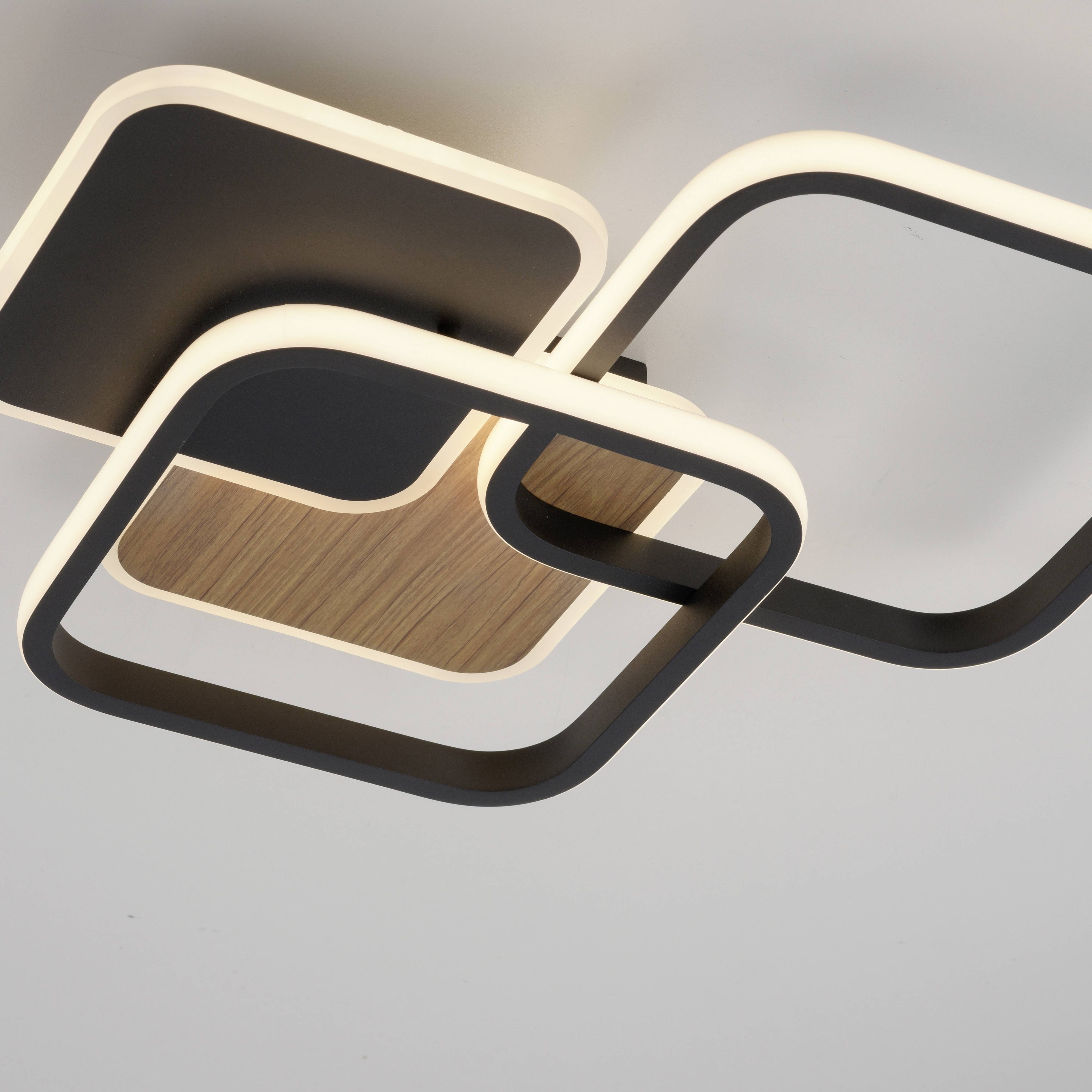 Deckenlampe mit modernem Design, bestehend aus überlappenden quadratischen Rahmen mit LED-Leuchtstreifen, teils Holzoptik.