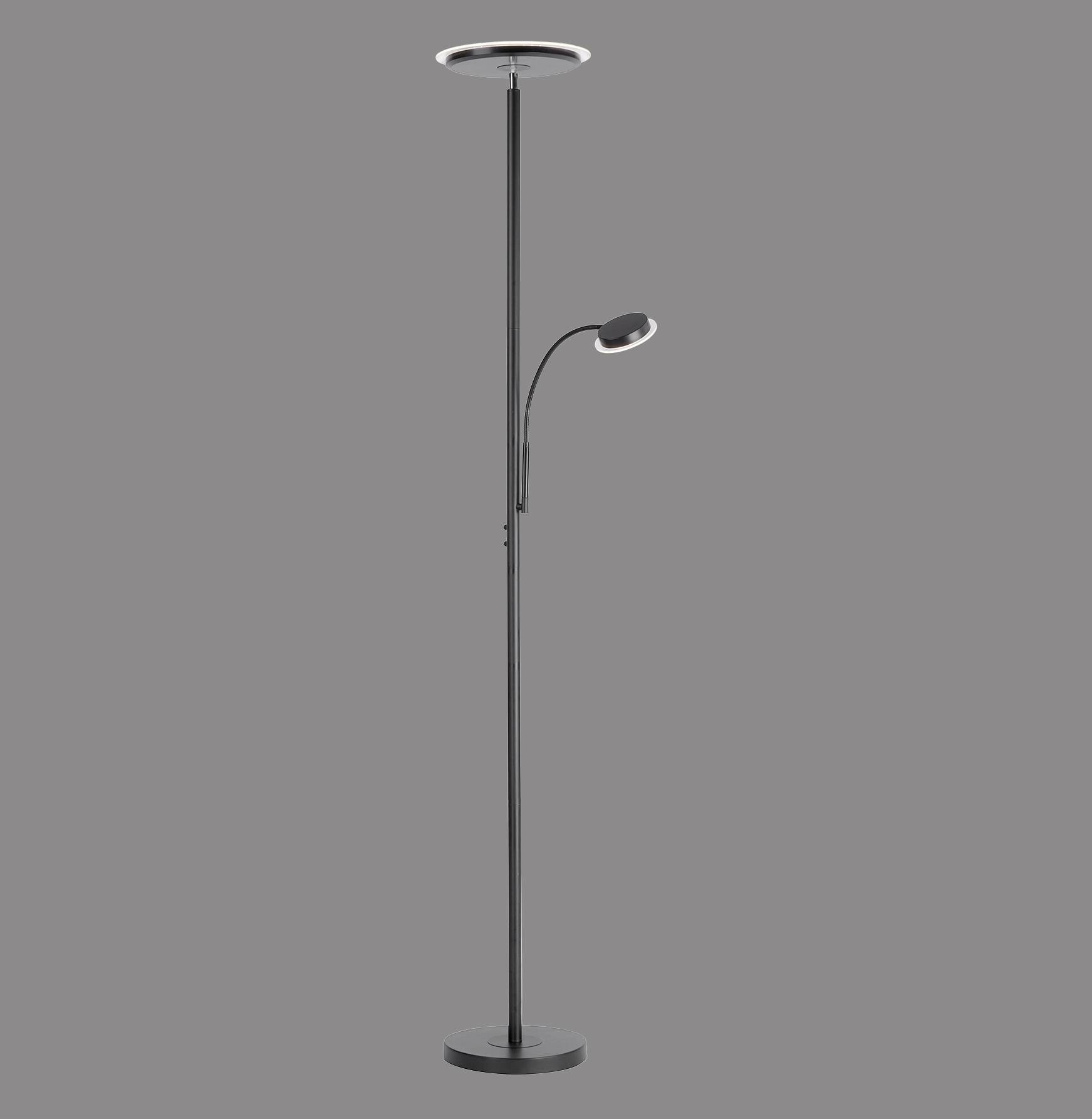 Schwarze Stehlampe mit zwei Leuchten: eine oben, eine flexible mittlere Leselampe, beide mit eingeschaltetem Licht auf grauem Hintergrund.