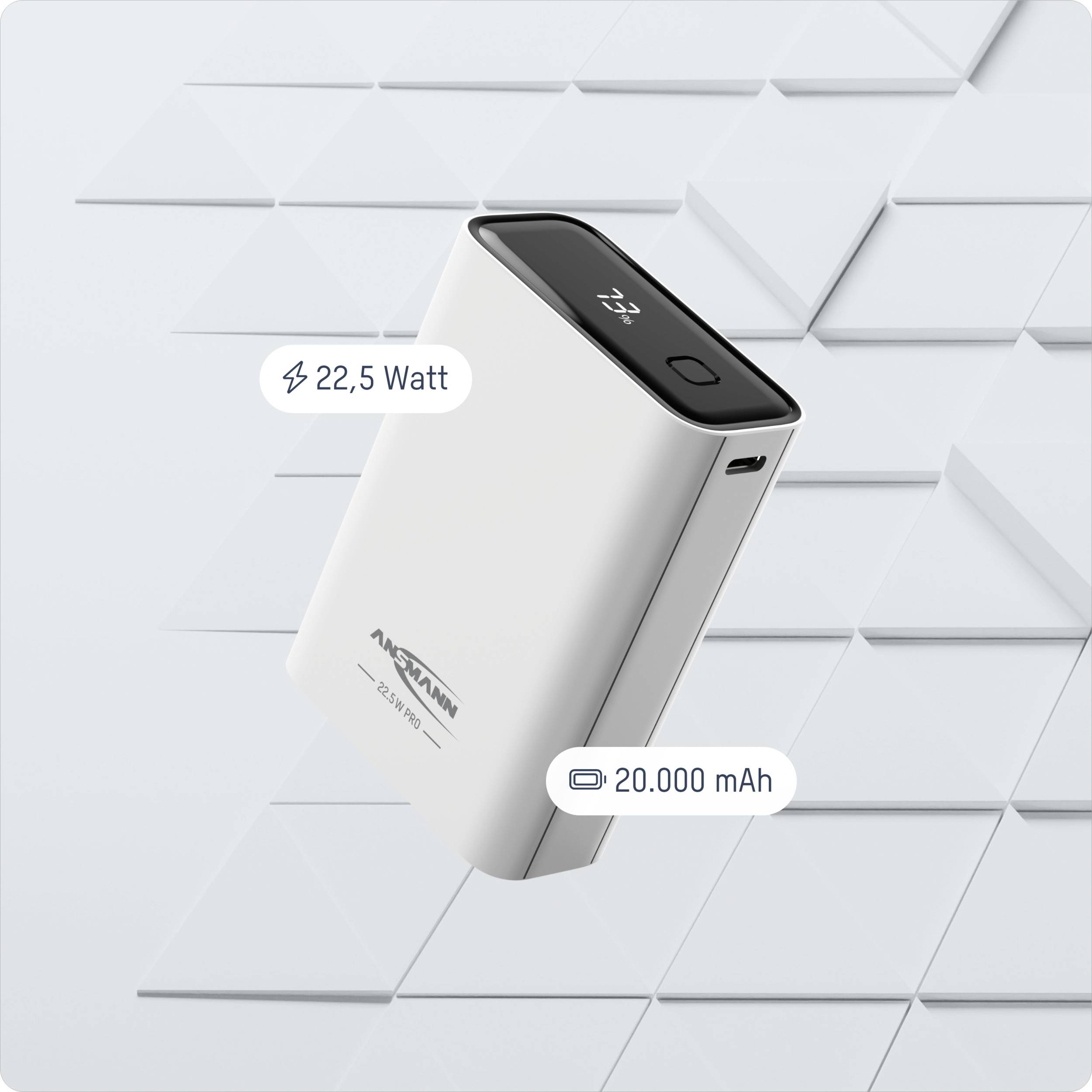 Powerbank, 20.000 mAh Kapazität, 22,5 Watt Schnellladefunktion, weißes Gehäuse, liegt auf diagonaler Kachelhintergrund.