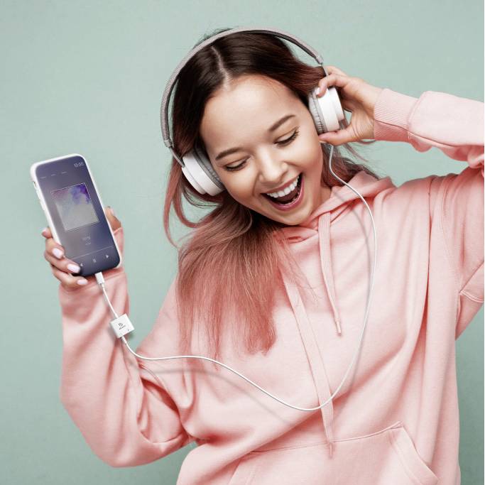 Akasa USB-C®, Audio Adapter mit Ladebuchse [1x USB-C® - 1x Kopfhörer (3.5mm Klinke), USB-C® Buchse (Power Delivery)]