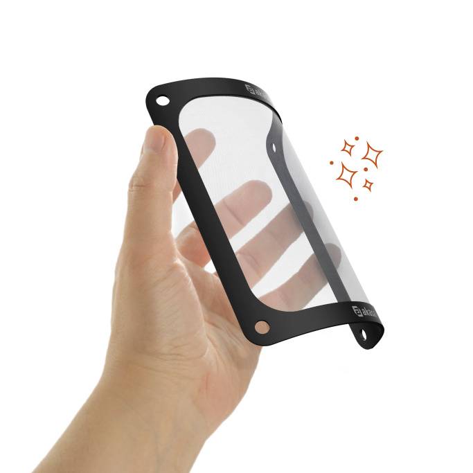 Eine Hand hält einen rechteckigen Netzfilter mit vier Befestigungsöffnungen, umgeben von orangefarbenen Glitzersymbolen.