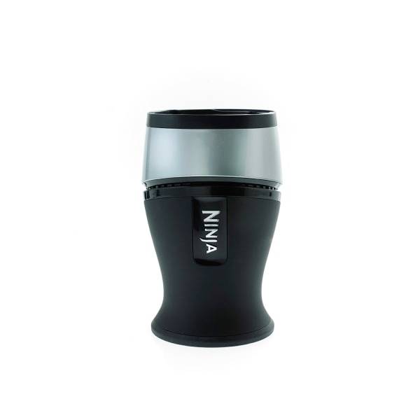Schwarze und silberne Küchenmaschine mit 'NINJA'-Logo auf der Vorderseite, hauptsächlich zur Zerkleinerung von Zutaten verwendet.