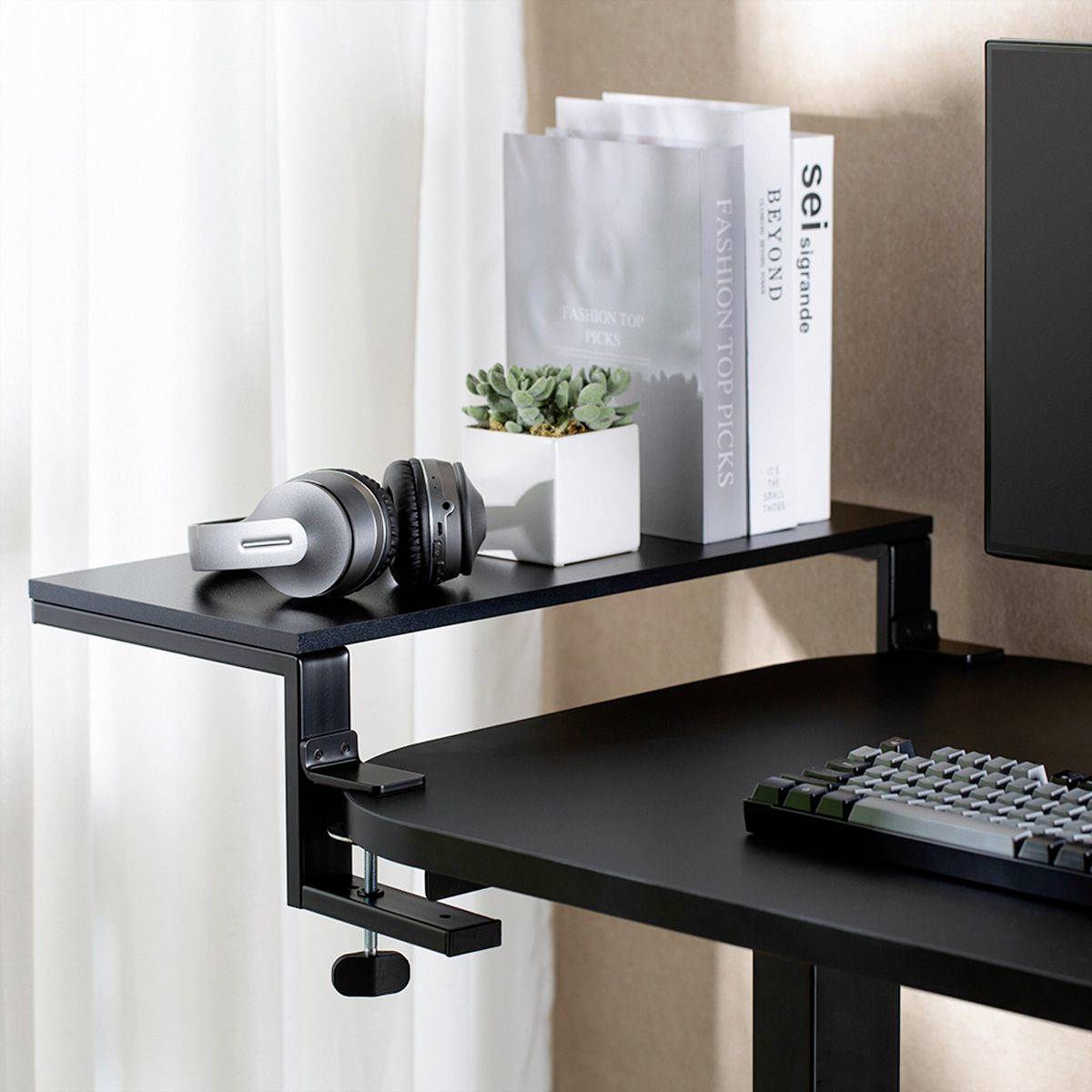 Schreibtisch mit Kopfhörern, Bildschirm, Tastatur und Pflanzen. Helle Beleuchtung und moderne, minimalistische Einrichtung.