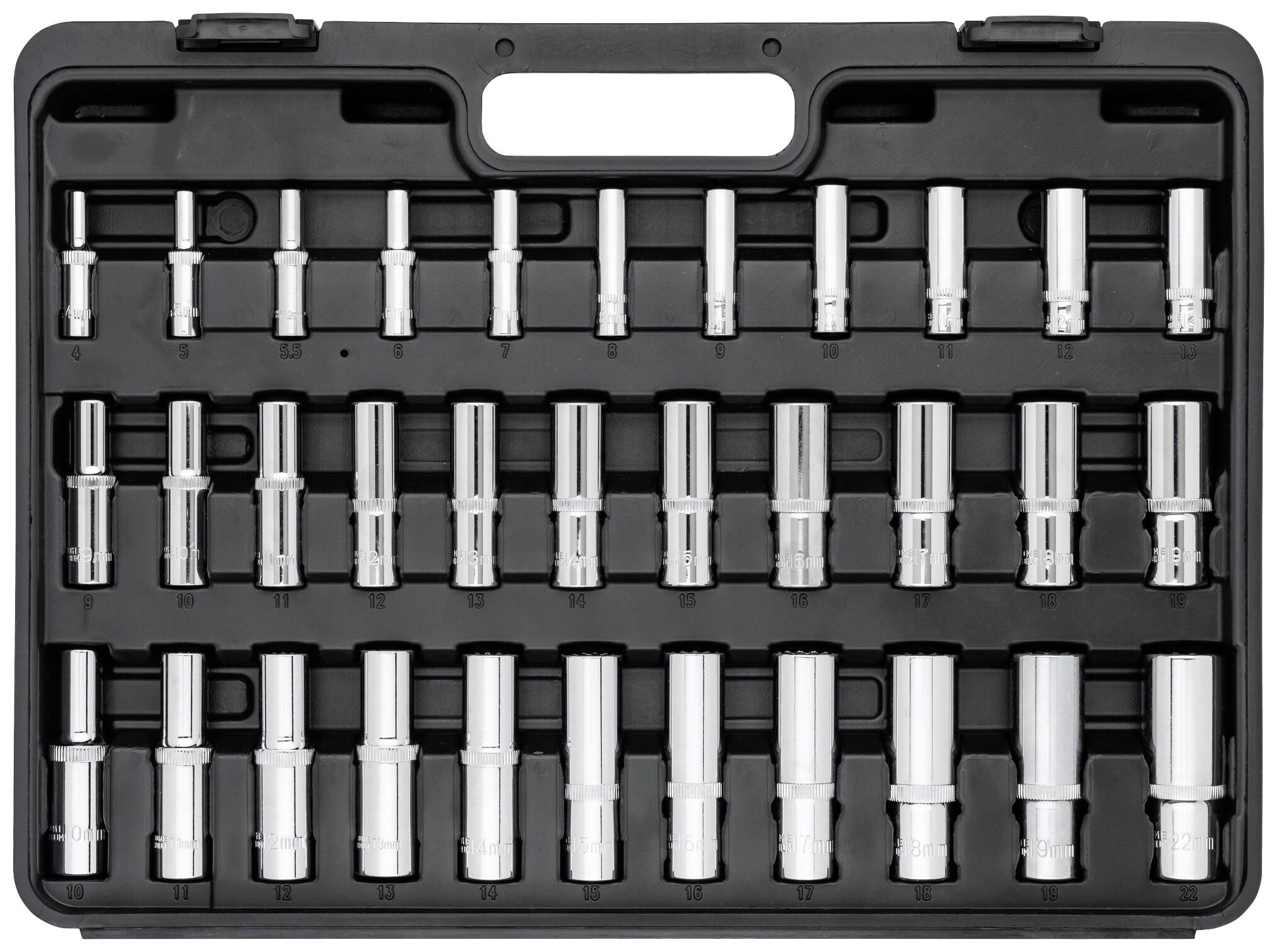 Ein Werkzeugsatz mit verschiedenen Steckschlüsselaufsätzen in einer schwarzen Tragetasche. Sie sind in geordneten Reihen angeordnet.