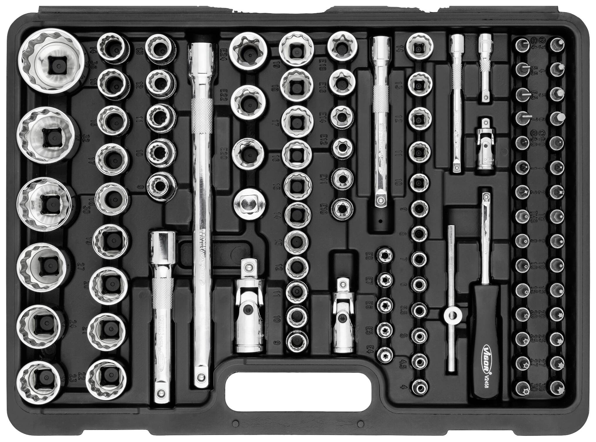 Ein Steckschlüsselsatz in einem Koffer, bestehend aus verschiedenen Stecknüssen und Ratschen in geordneten Reihen.