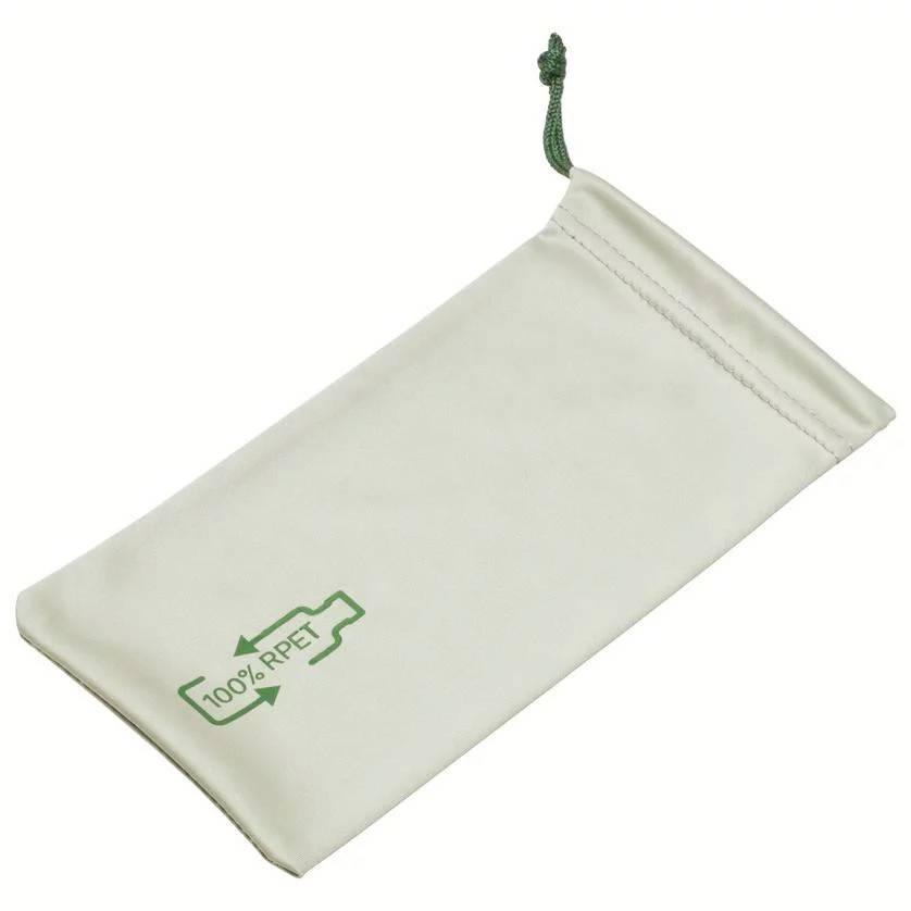 Eine weiße Tasche mit grüner Kordel und der Aufschrift '100% RPET', was auf Recyclingmaterial hinweist.