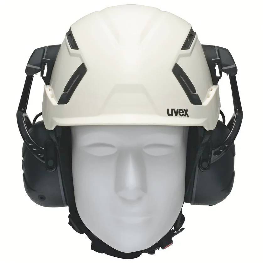 Ein weißer Schutzhelm mit dem Logo 'uvex', kombiniert mit schwarzem Gehörschutz. Der Helm sitzt auf einem weißen, starren Modelkopf.