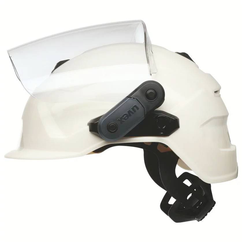 Ein weißer Schutzhelm mit einem transparenten Visier, das nach oben geklappt ist. Der Helm hat eine verstellbare Halterung.