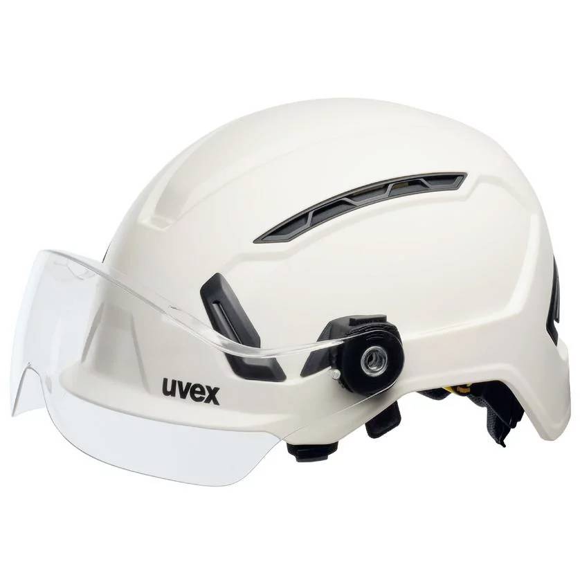 Ein weißer Schutzhelm mit Visier, Belüftungsöffnungen und dem Logo 'uvex'. Der Helm dient dem Schutz am Arbeitsplatz.