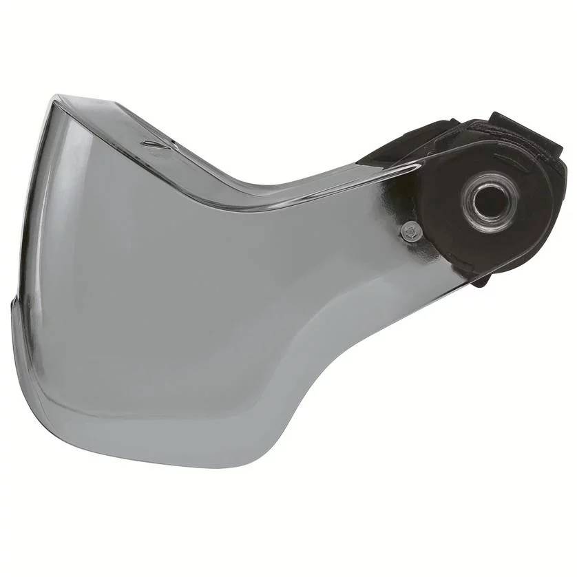 Ein transparentes Visier, das an einem Helm befestigt werden kann, liegt auf hellem Hintergrund. Es ist leicht nach oben geklappt.