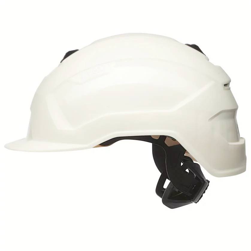 Schutzhelm aus weißem Kunststoff mit verstellbarem Kinnriemen, seitlicher Ansichtsaufnahme. Geeignet für Baustellen oder industrielle Umgebungen.