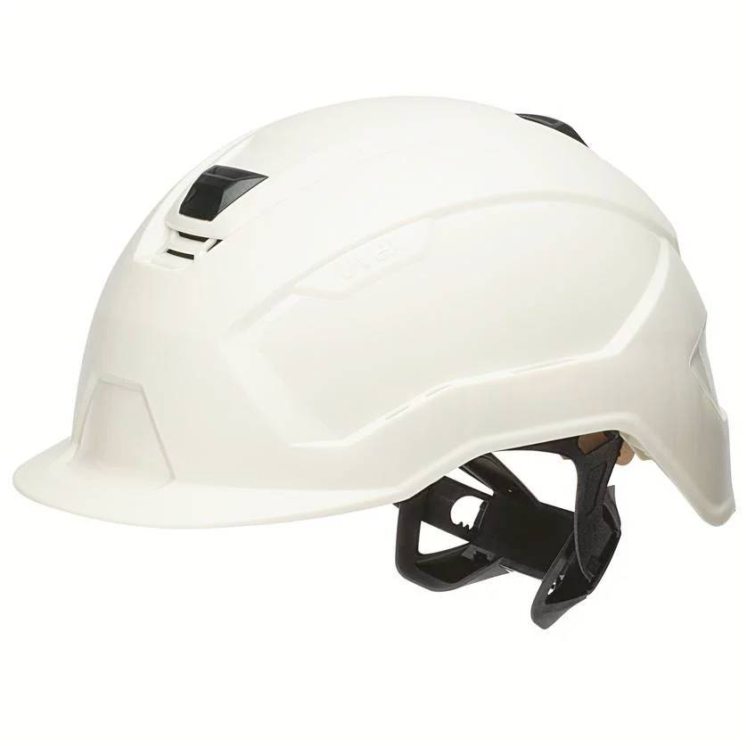 Schutzhelm in Weiß. Der Helm hat einen verstellbaren Kinnriemen und Belüftungsschlitze oben. Geeignet für Baustellen.