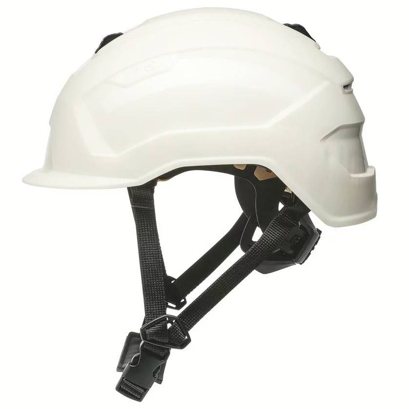 Ein weißer Schutzhelm mit verstellbarem schwarzen Riemen. Geeignet für Bauarbeiten oder Sicherheitsmaßnahmen.
