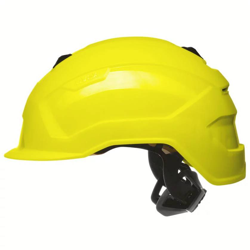 Gelber Bauhelm von der Seite, zeigt die schützende Form und das verstellbare Band, geeignet für Sicherheitszwecke auf Baustellen.