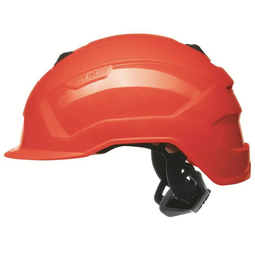 Ein roter Schutzhelm mit Innenpolsterung und Kinnriemen, verwendet für Arbeitssicherheit auf Baustellen.