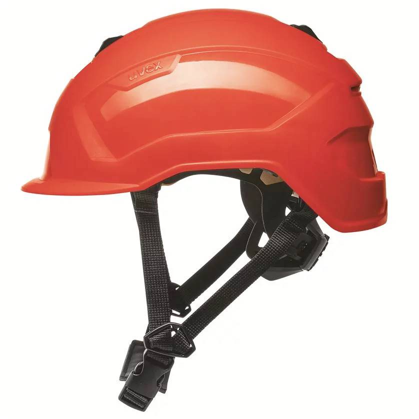 Ein roter Schutzhelm mit schwarzem Kinnriemen, seitlicher Profilansicht. Verwendet für Sicherheit am Bau oder in Industrieumgebungen.