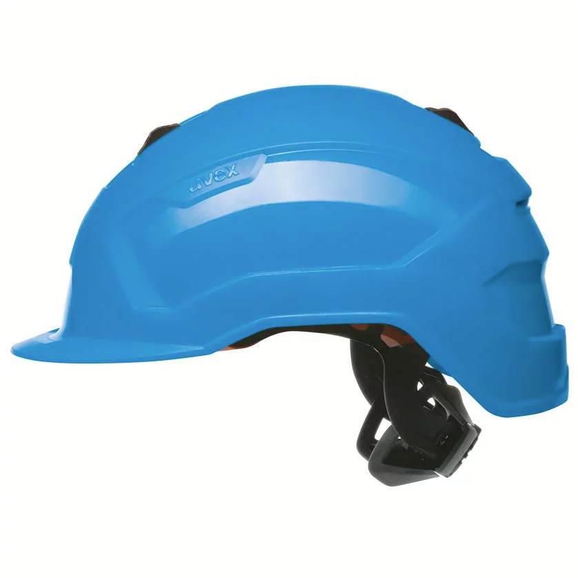 Ein blauer Schutzhelm von der Seite, mit verstellbarem Kinnriemen.